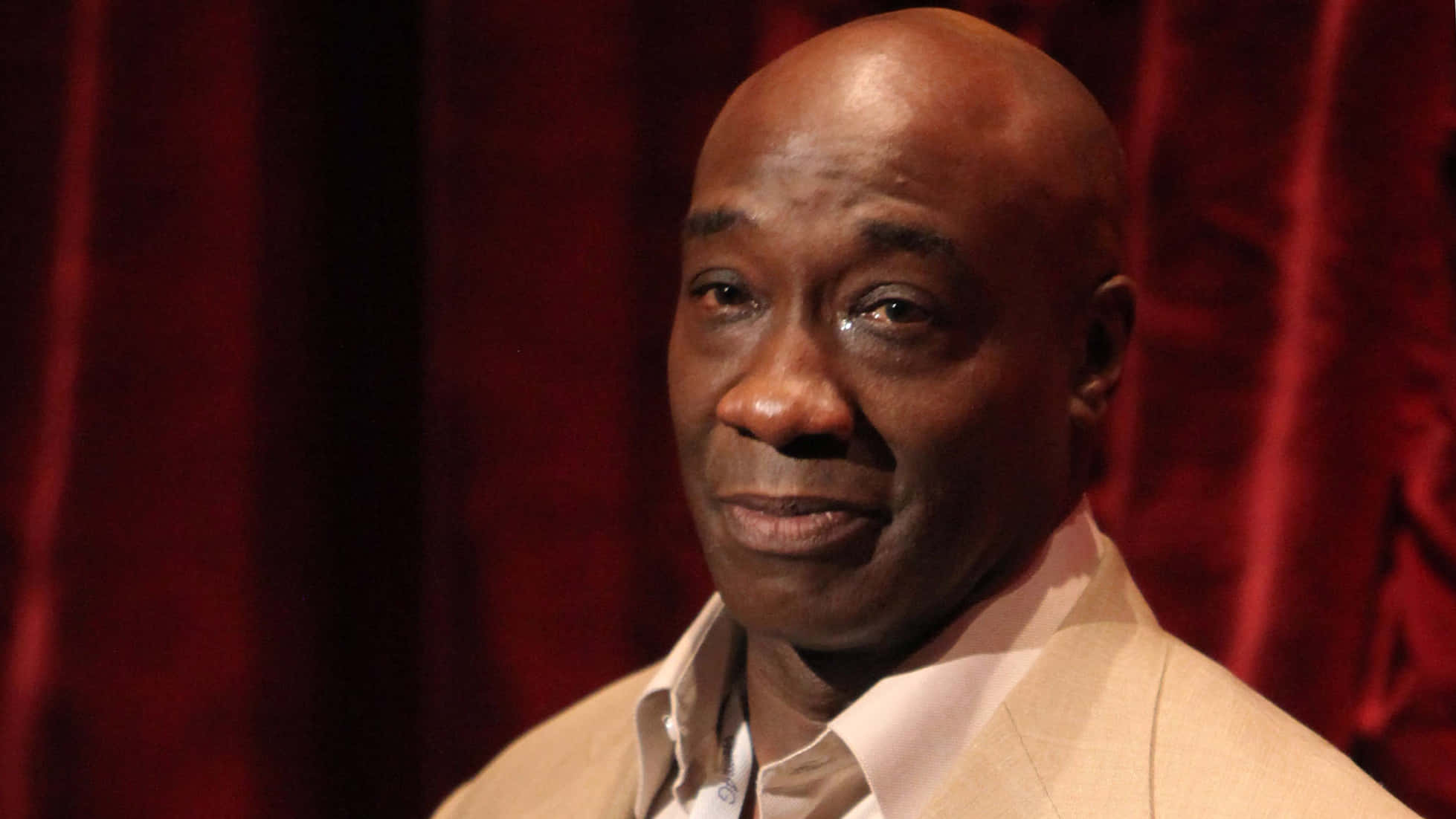 Michael Clarke Duncan, beige suit, deep red curtain, Full HD Desktop Wallpaper