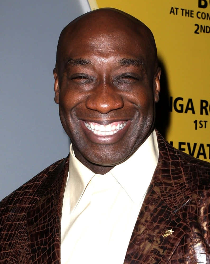 Michael Clarke Duncan, brown crocodile-textured suit jacket, cream shirt, SD Phone Wallpaper