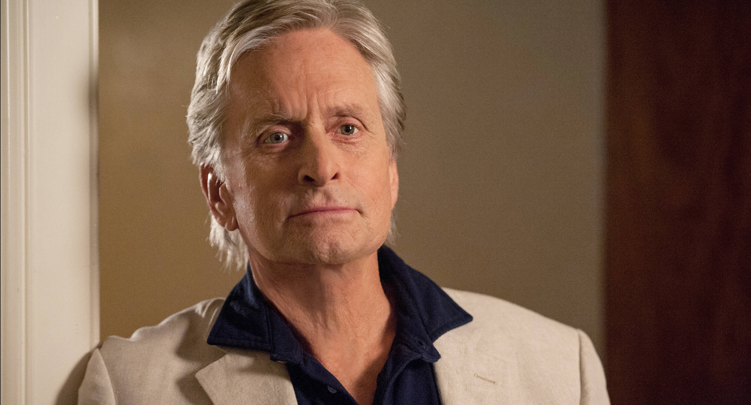 Michael Douglas, beige blazer, dark blue shirt, 2K Desktop Wallpaper