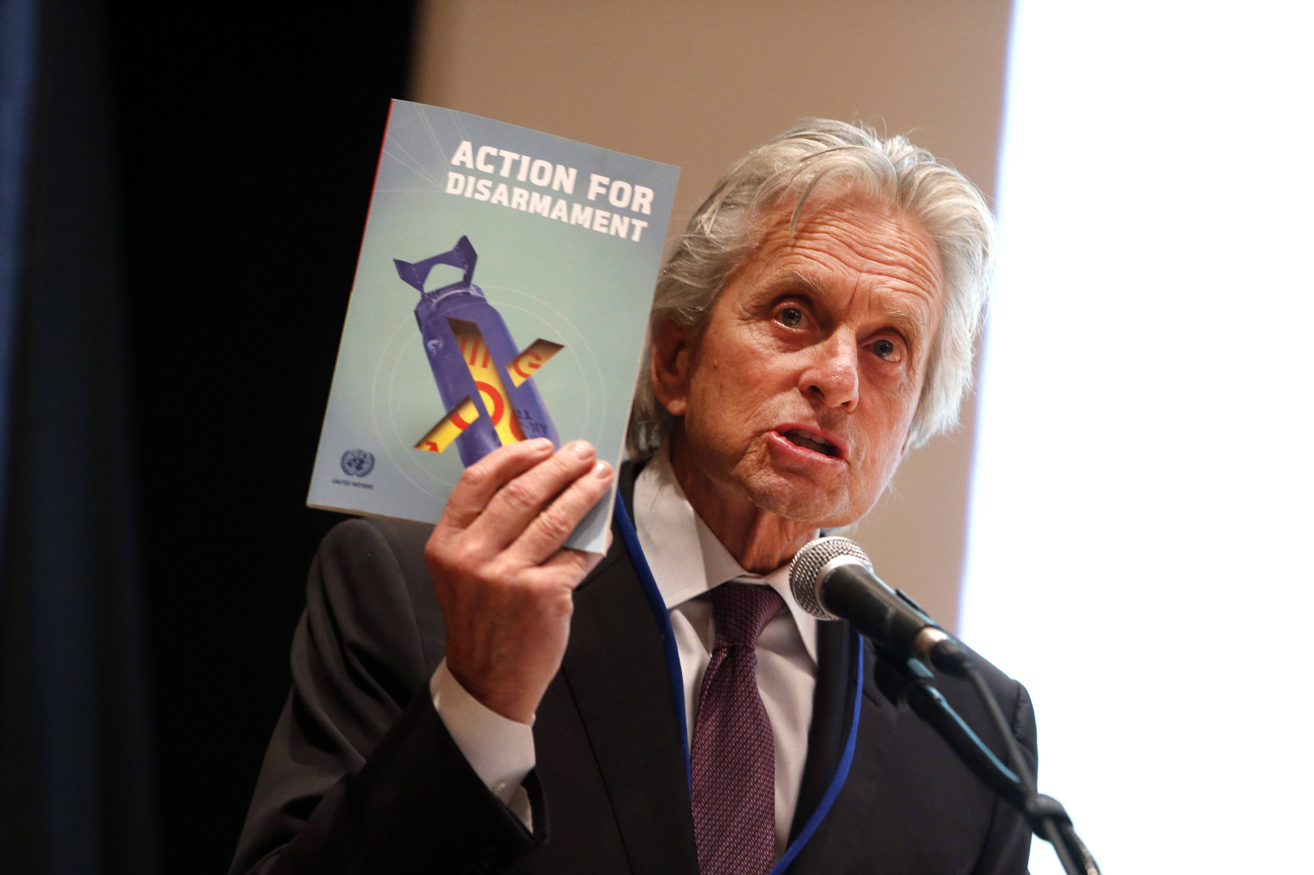 Michael Douglas, Action for Disarmament, suit, 4K Desktop Wallpaper