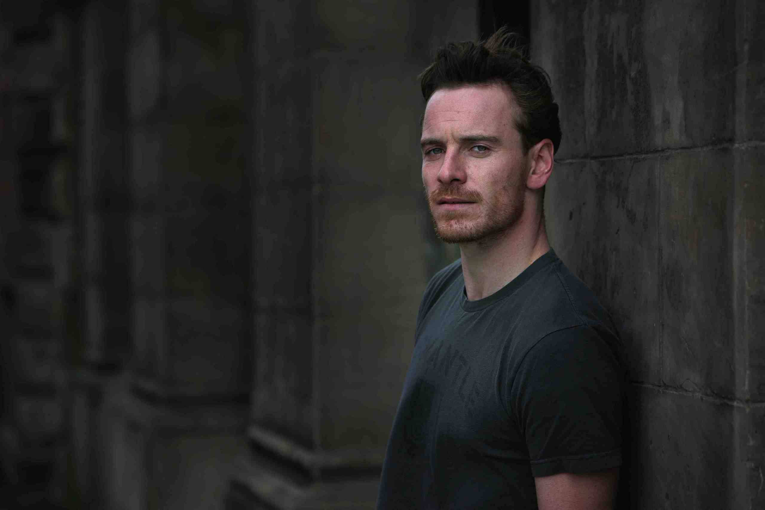 Michael Fassbender, stubble, weathered stone wall, 2K Desktop Wallpaper