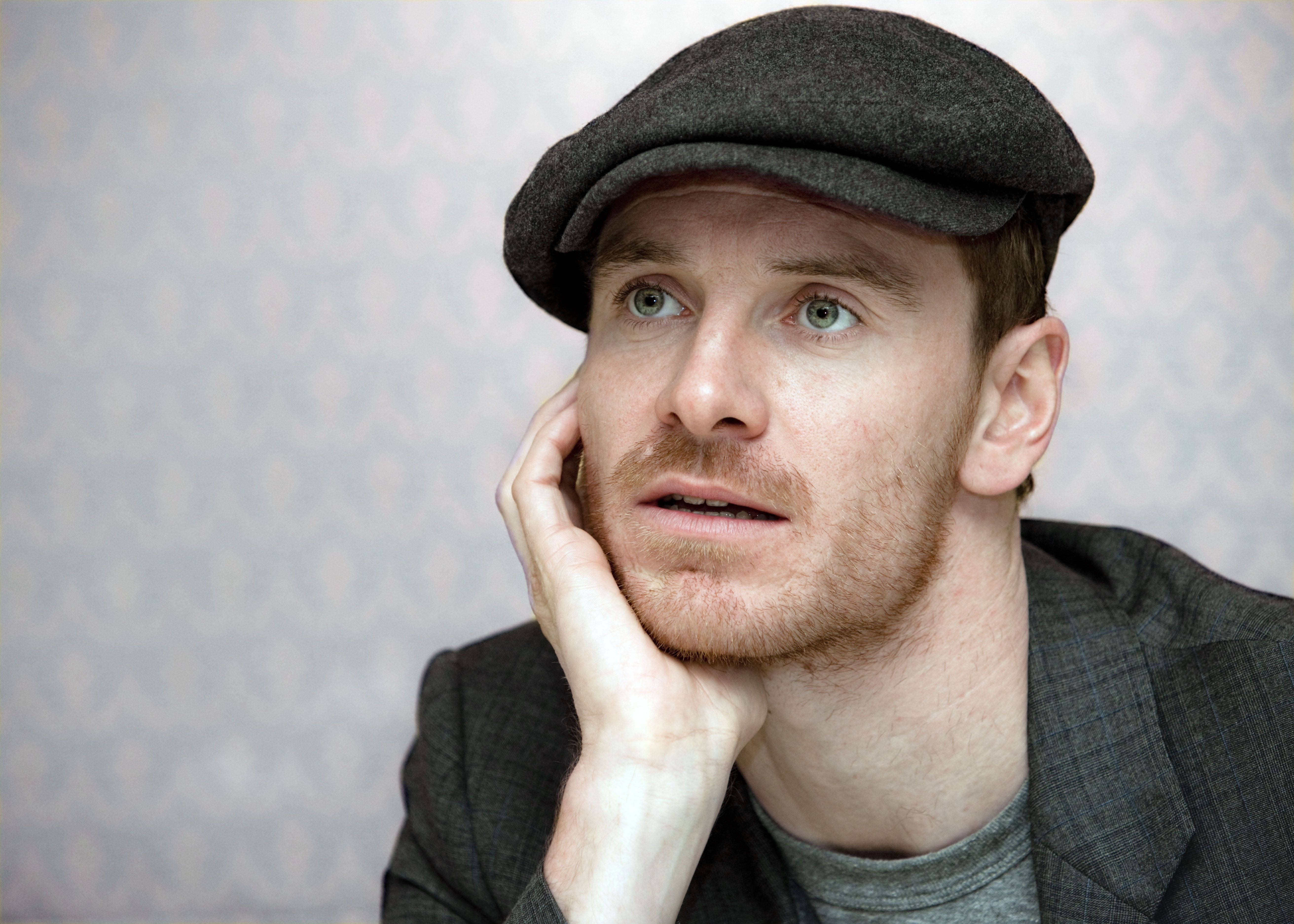 Michael Fassbender, newsboy cap, green eyes, 5K Desktop Wallpaper
