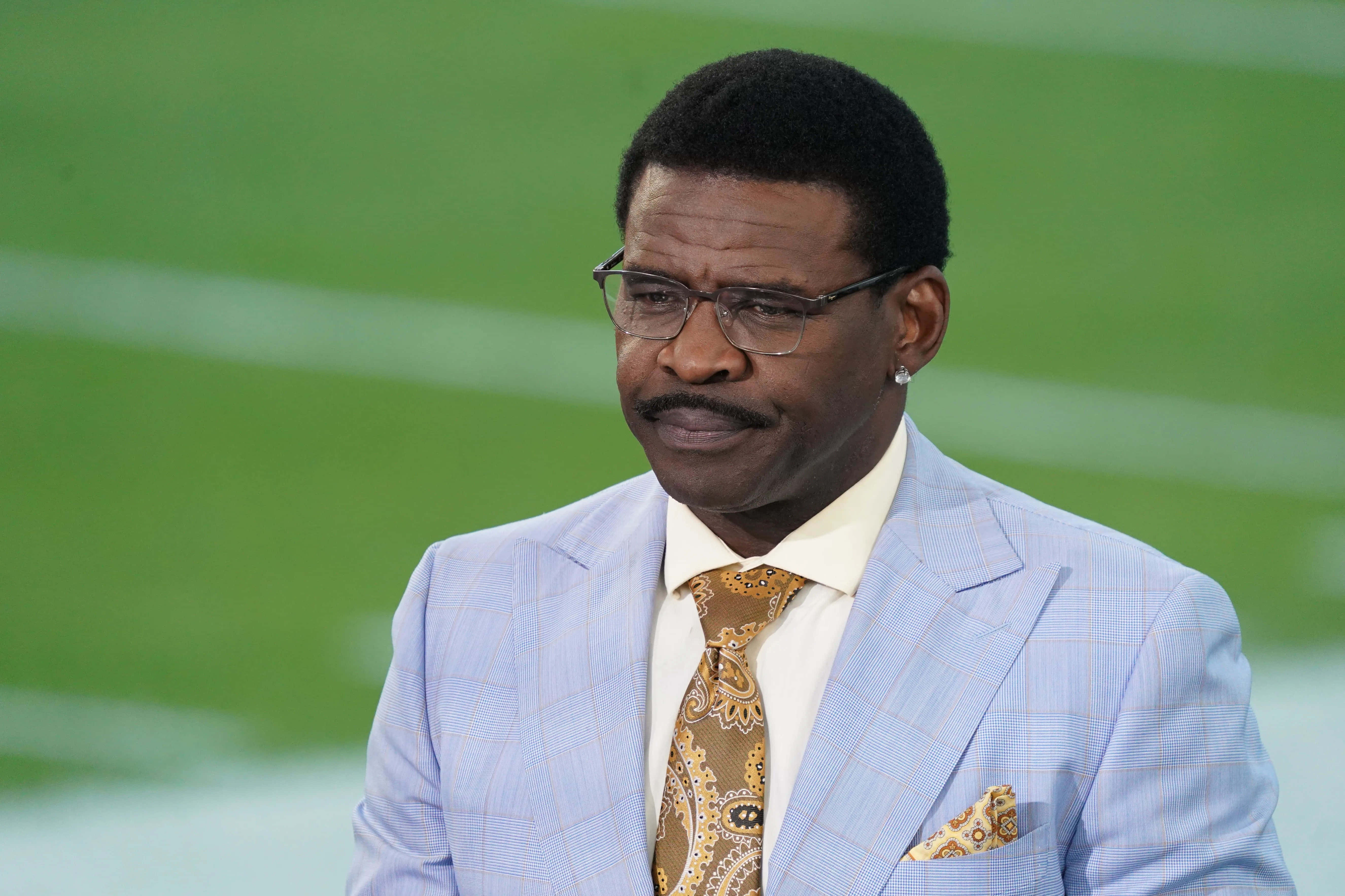 Michael Irvin, light blue checkered suit, patterned tie, 5K Desktop Wallpaper