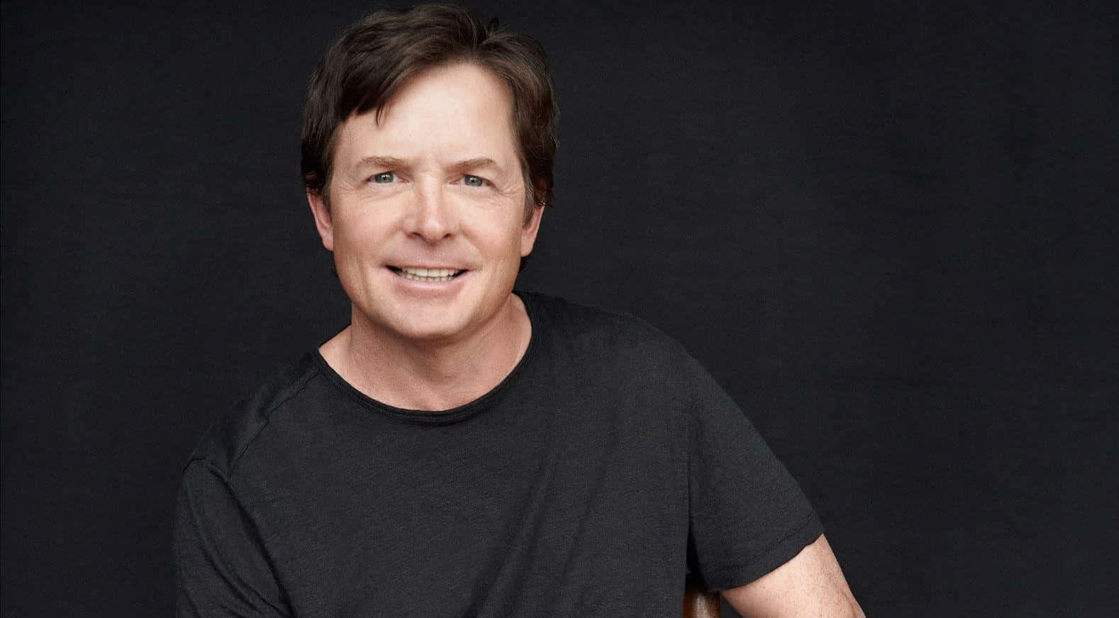 Michael J. Fox, black t-shirt, dark studio background, HD Desktop Wallpaper