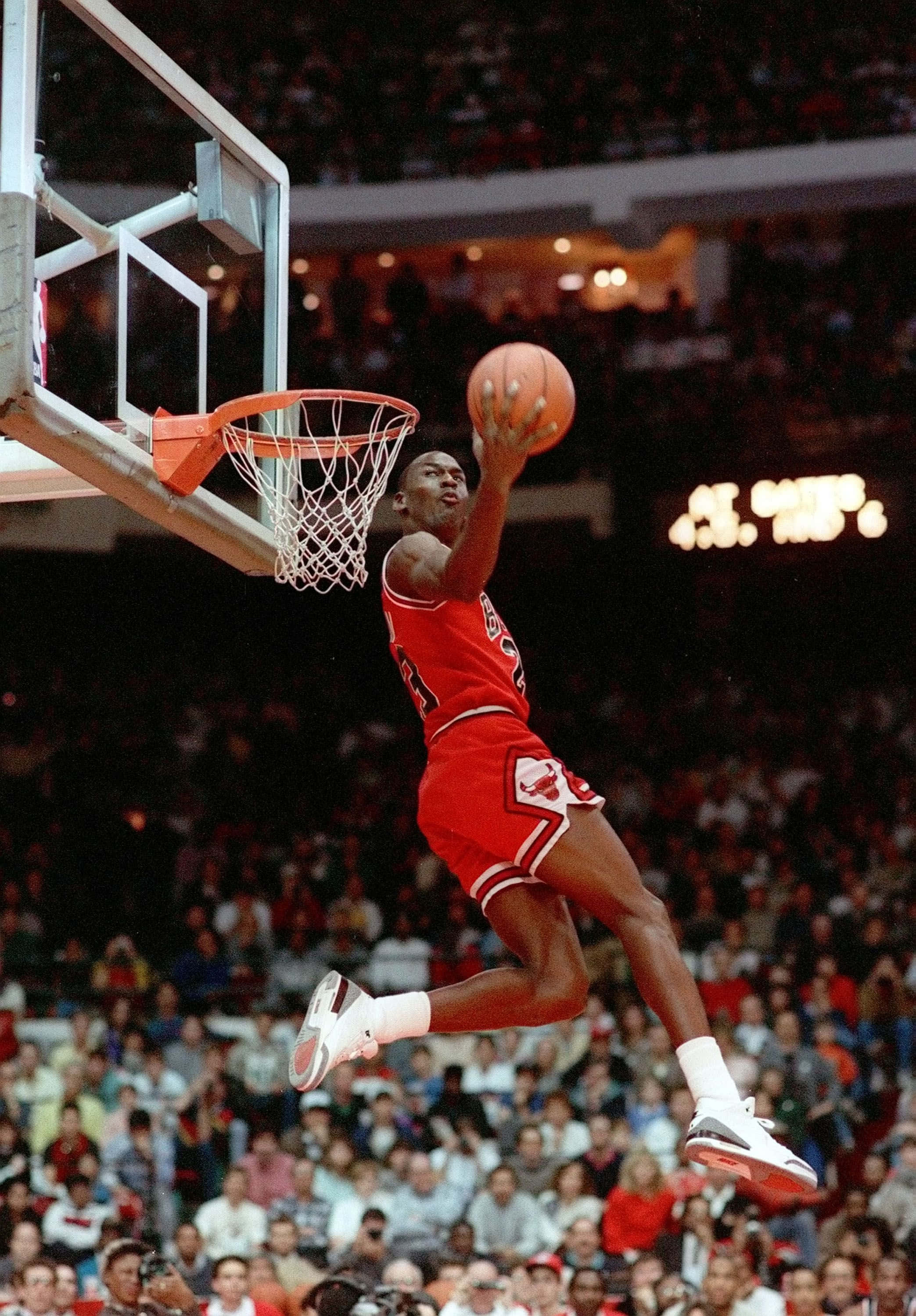Michael Jordan, red Chicago Bulls uniform, slam dunk, 2K Phone Wallpaper