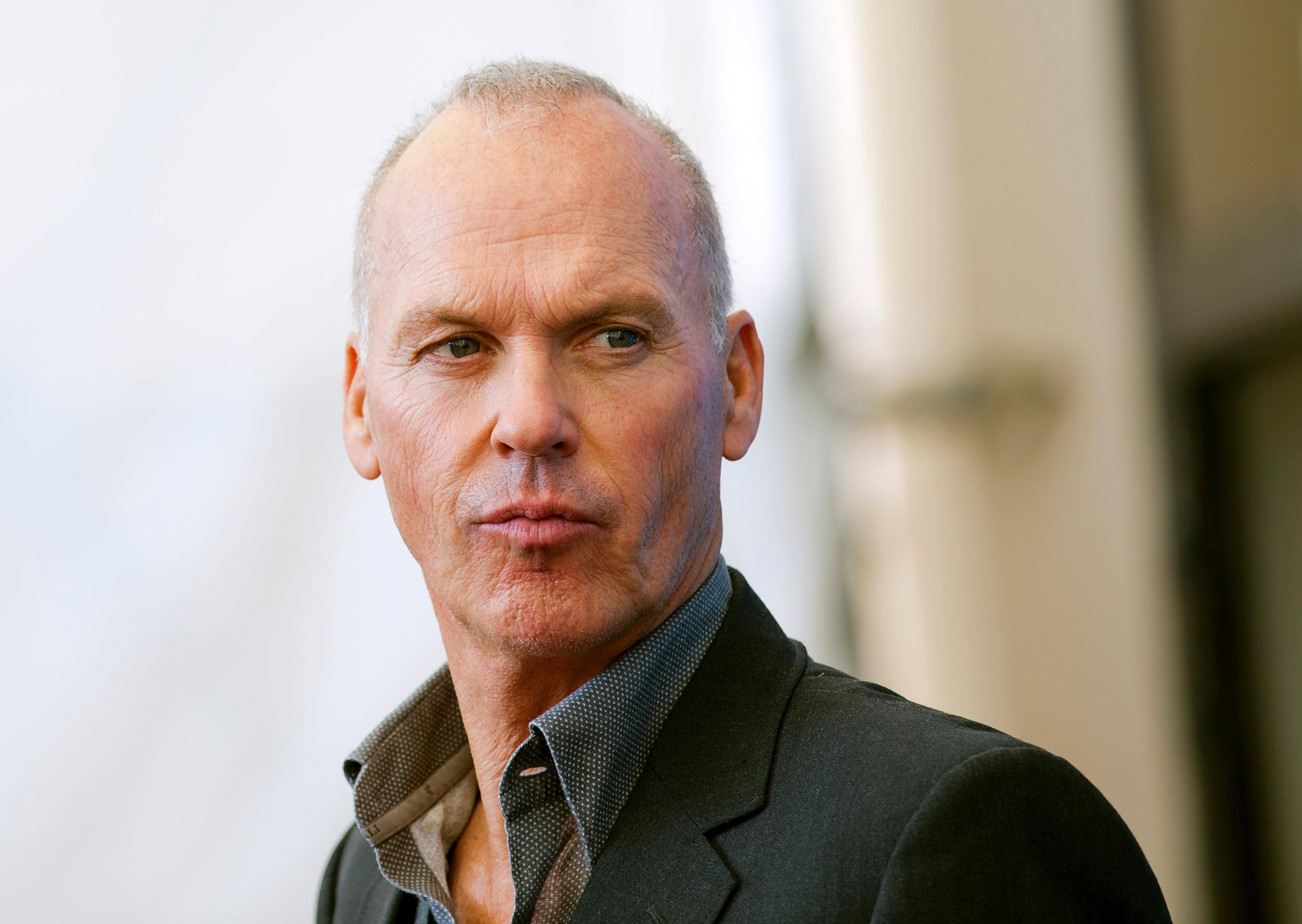 Michael Keaton, gray hair, dark suit, 4K Desktop Wallpaper