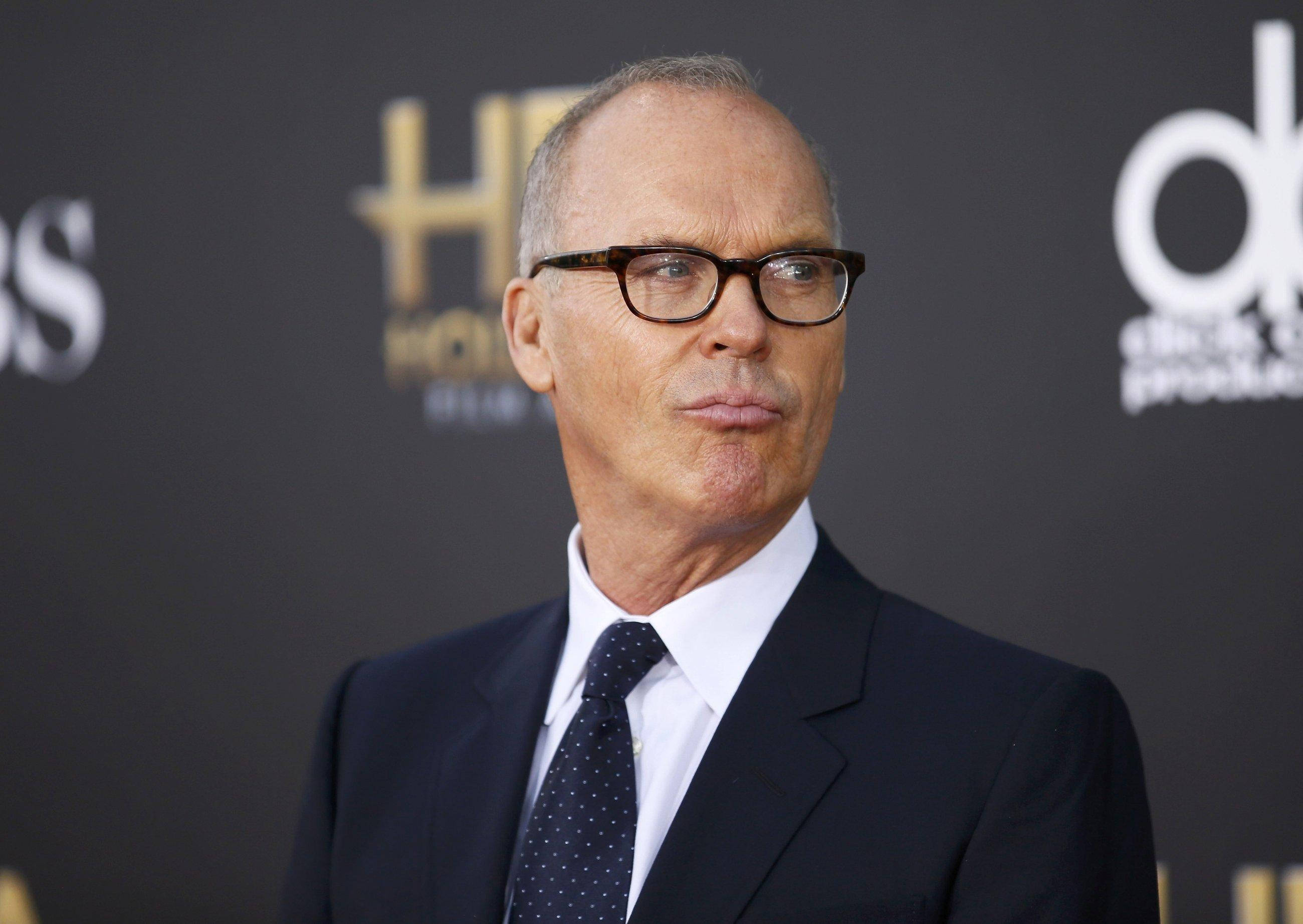 Michael Keaton, black suit, glasses, 2K Desktop Wallpaper