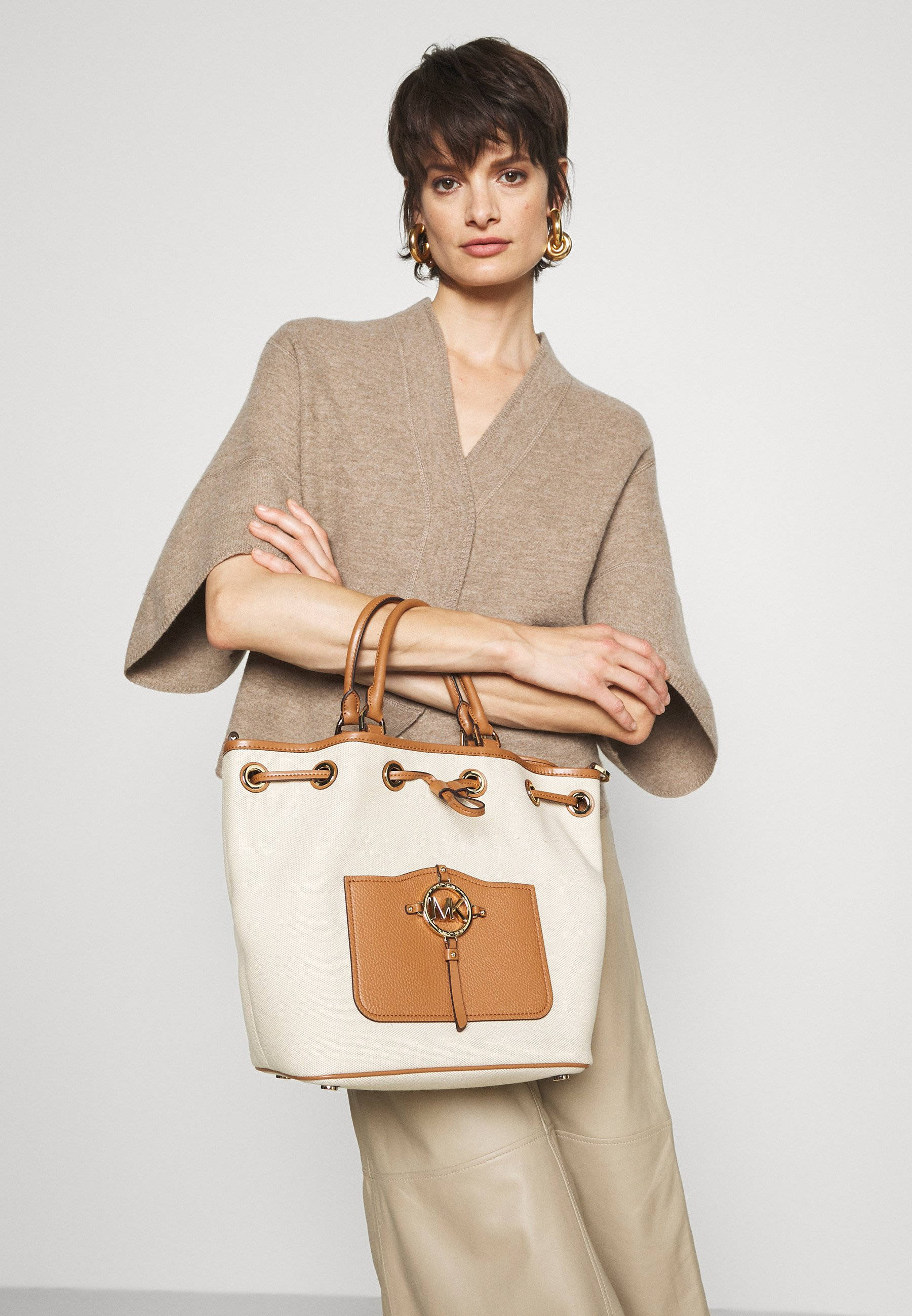 Michael Kors, white and brown bag, cream and tan bucket bag, 2K Phone Wallpaper