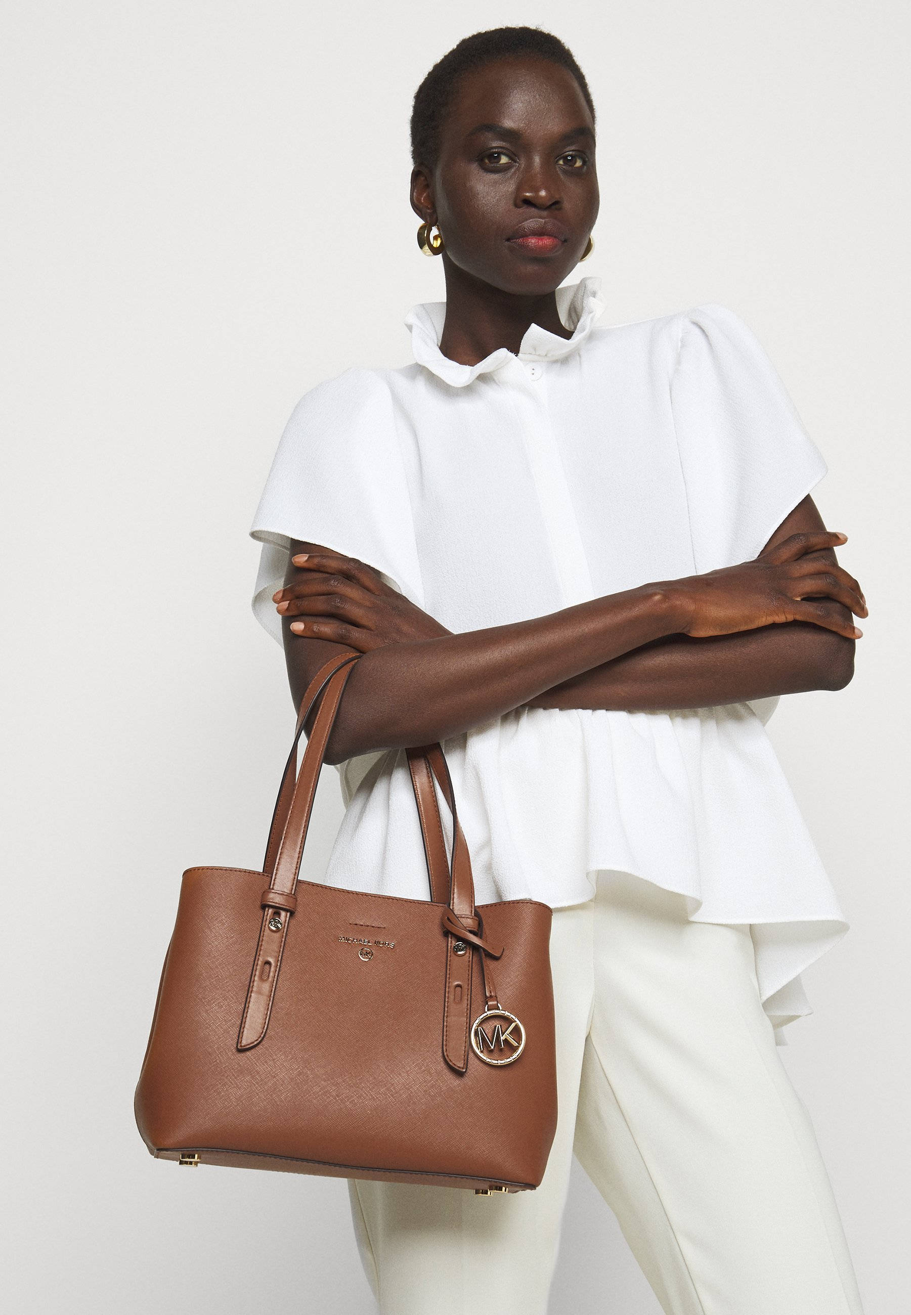 Michael Kors, bronze MK medallion, brown leather tote bag, 2K Phone Wallpaper
