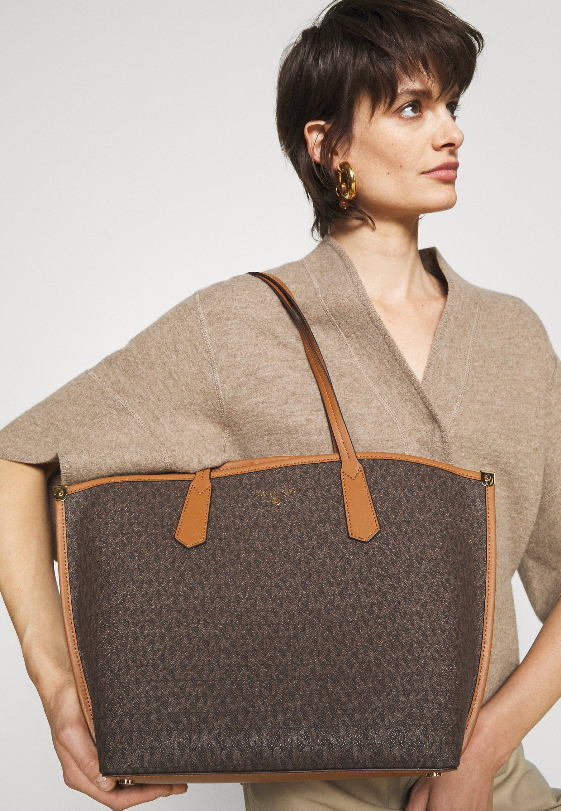 Michael Kors, leather tote bag, brown monogrammed tote bag, 2K Phone Wallpaper