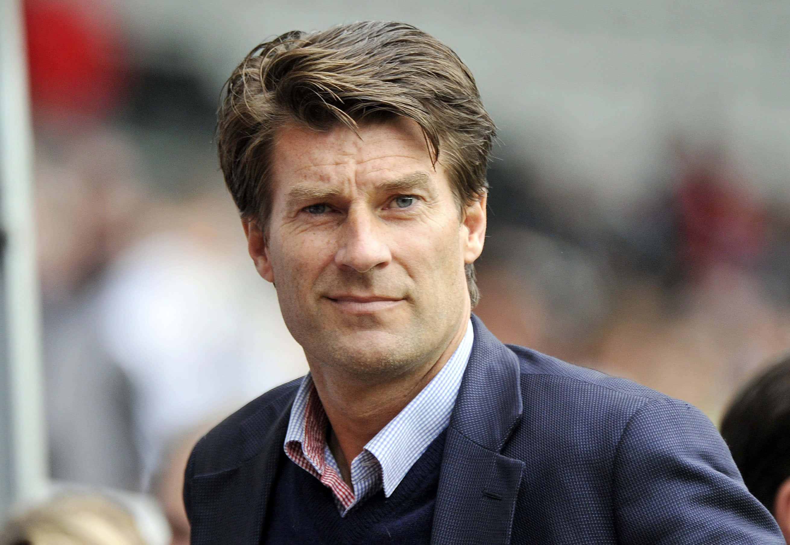 Michael Laudrup, dark suit, checkered shirt, 2K Desktop Wallpaper