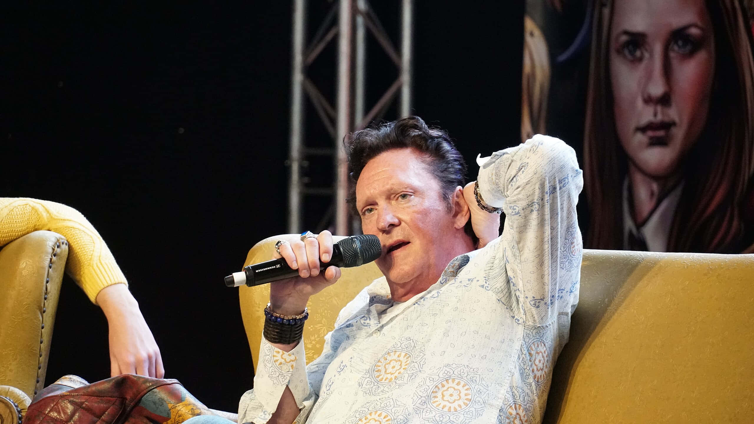 Michael Madsen, speaking event, yellow armchair, 2K Desktop Wallpaper