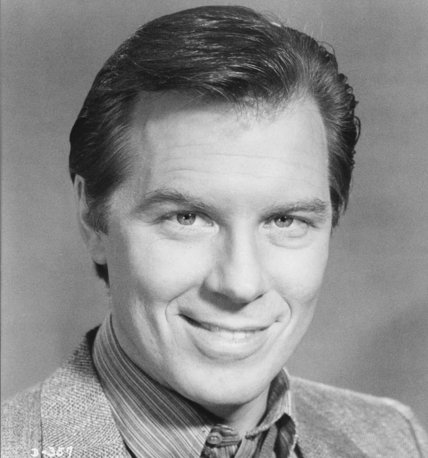 Michael McKean, black and white studio portrait, neatly styled hair, HD Phone Wallpaper
