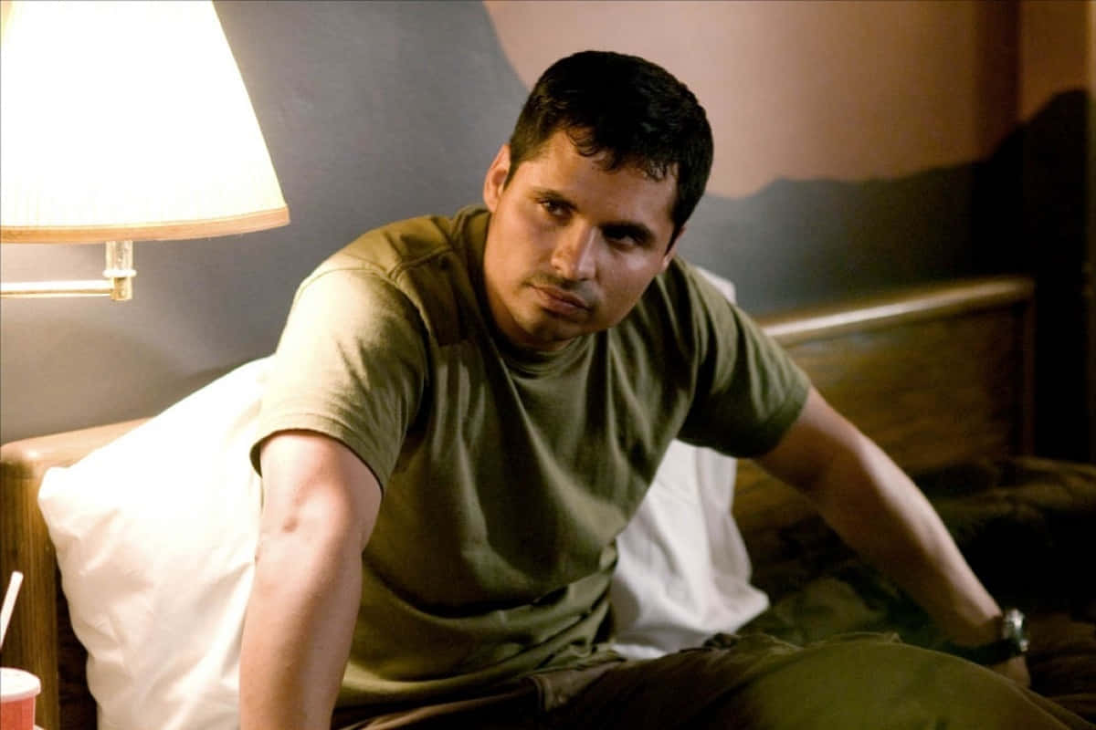 Michael Peña, green tshirt, bed, SD Desktop Wallpaper
