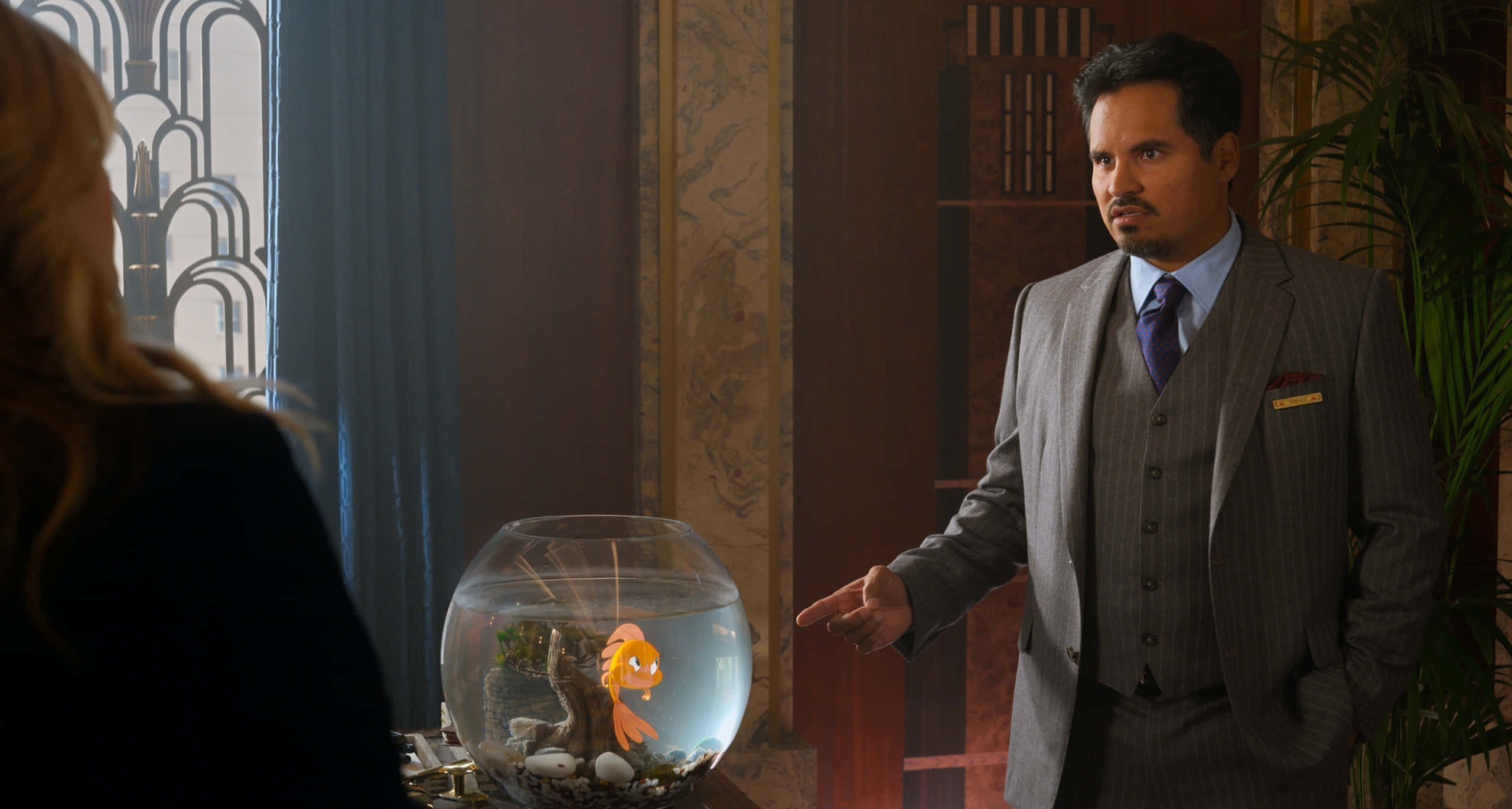 Michael Peña, pinstripe suit, goldfish, 2K Desktop Wallpaper