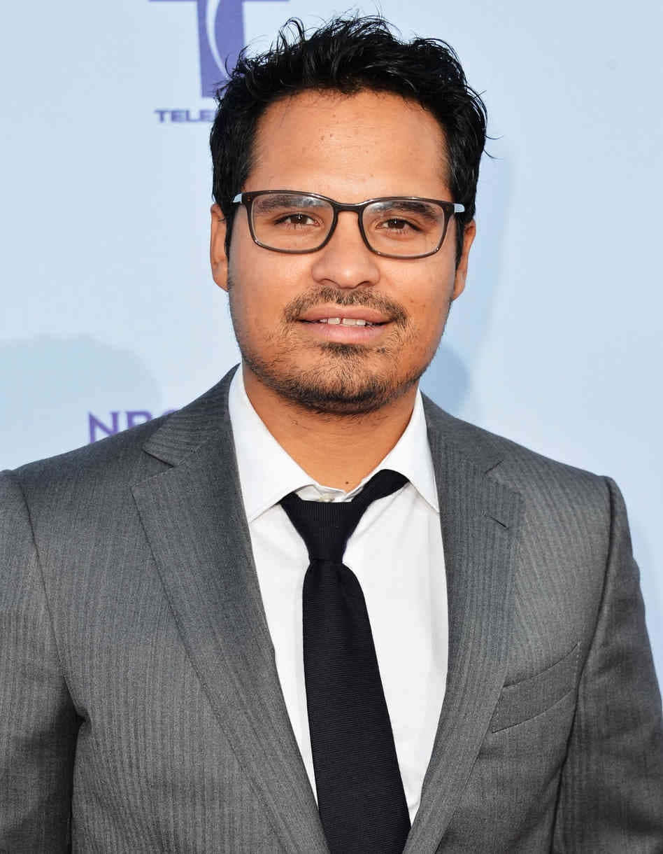 Michael Peña, gray suit, black tie, SD Phone Wallpaper