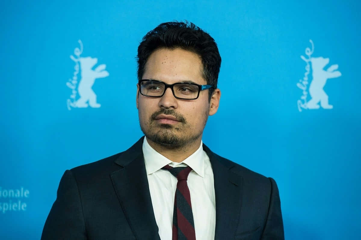 Michael Peña, dark suit, glasses, SD Desktop Wallpaper