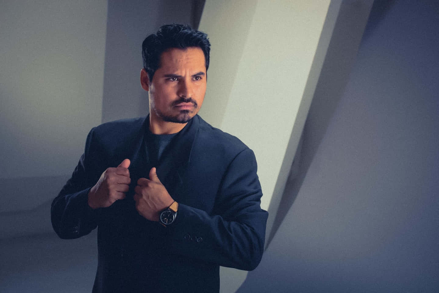 Michael Peña, dark suit, minimalist geometric wall, HD Desktop Wallpaper