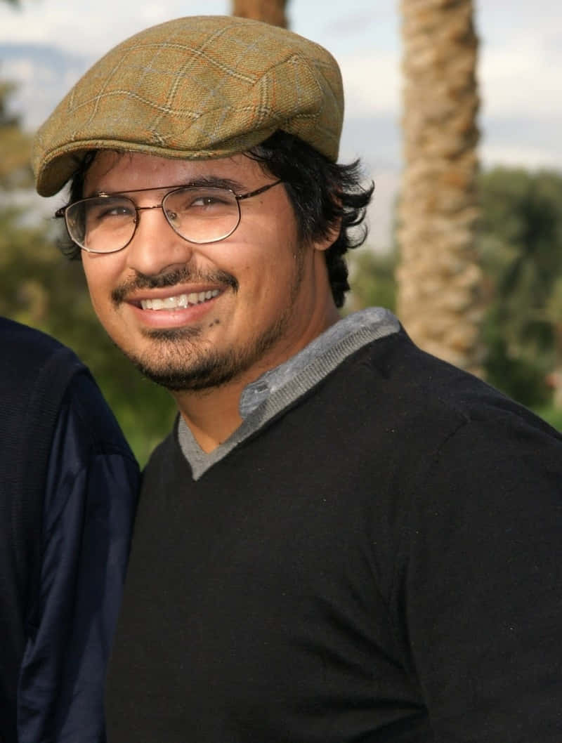 Michael Peña, tweed cap, palm trees, SD Phone Wallpaper
