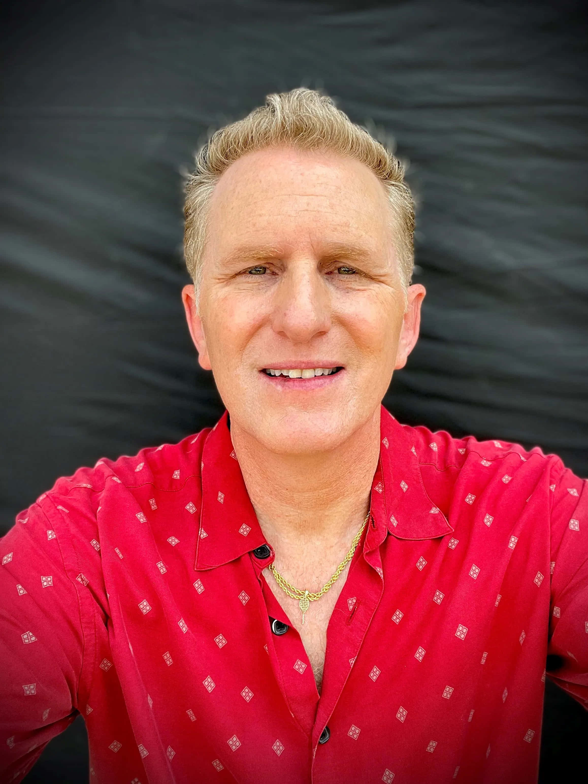 Michael Rapaport, blond hair, red patterned shirt, 2K Phone Wallpaper