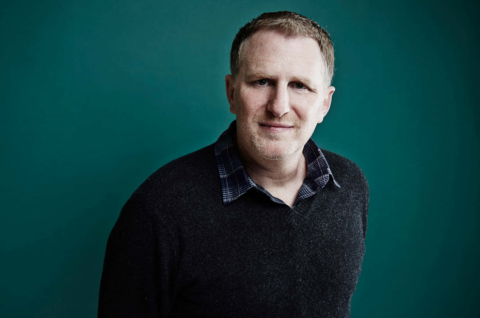 Michael Rapaport, teal studio backdrop, dark sweater, HD Desktop Wallpaper
