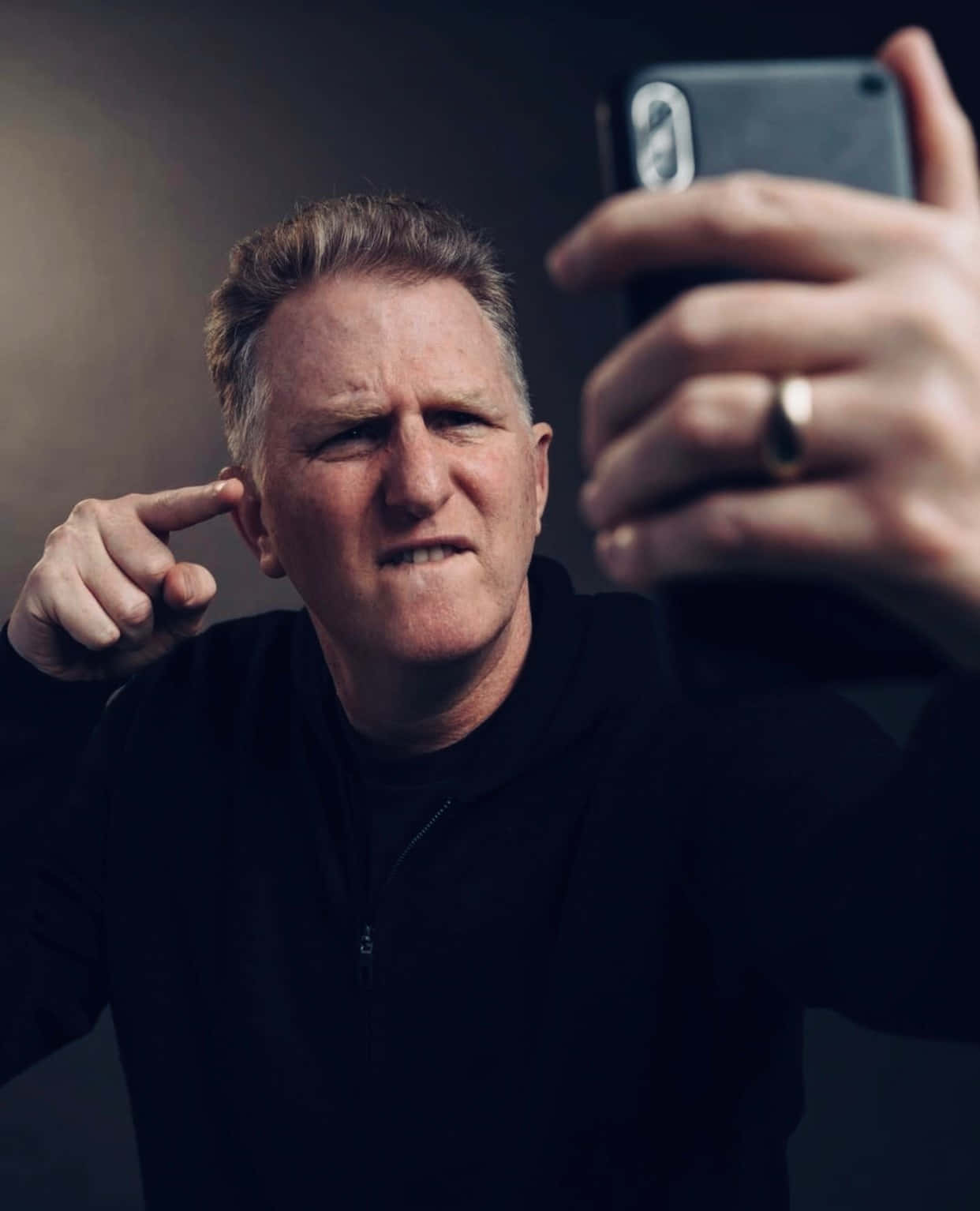 Michael Rapaport, black hoodie, smartphone, HD Phone Wallpaper