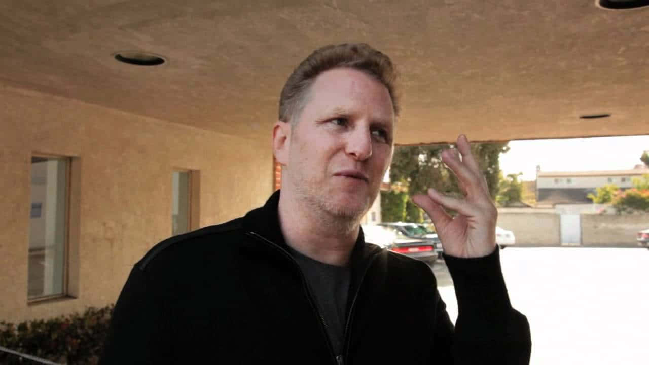 Michael Rapaport, black jacket, beige building awning, HD Desktop Wallpaper