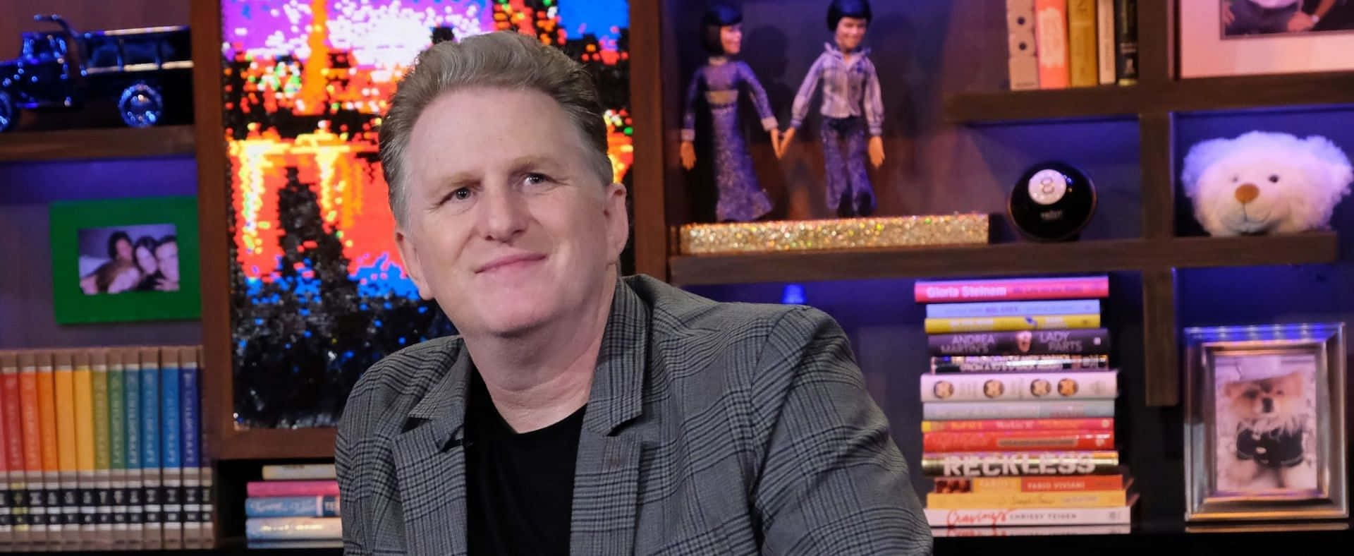 Michael Rapaport, gray blazer, colorful bookshelf, Full HD Desktop Wallpaper