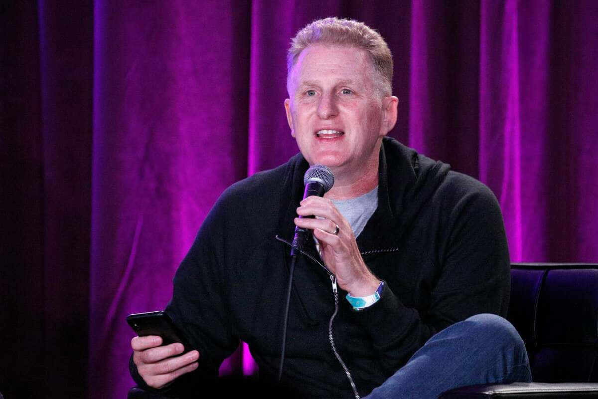 Michael Rapaport, 2014 San Diego Comic Con Panel, vibrant purple curtain, SD Desktop Wallpaper