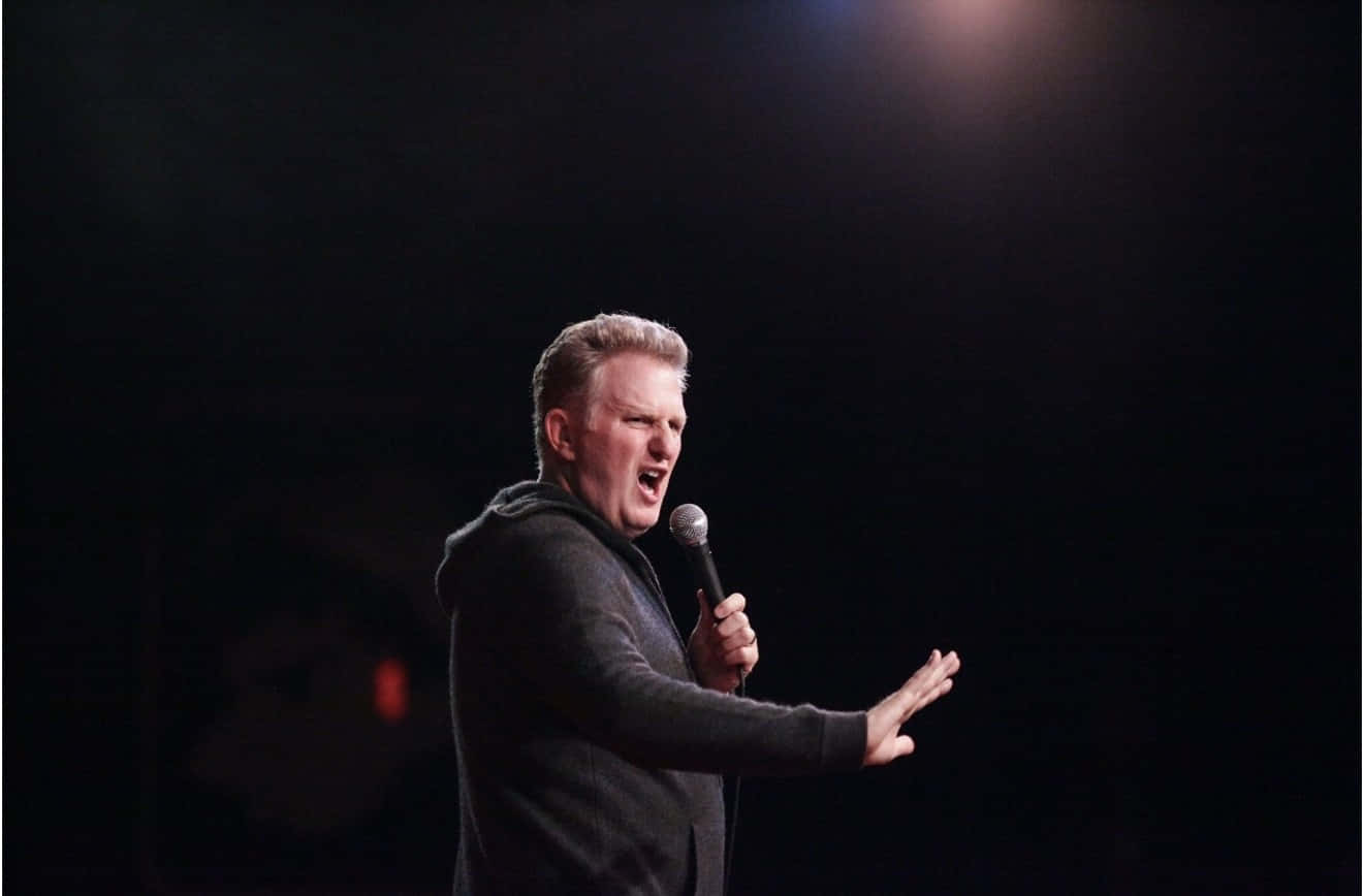 Michael Rapaport, dark hoodie, dimly lit stage, HD Desktop Wallpaper