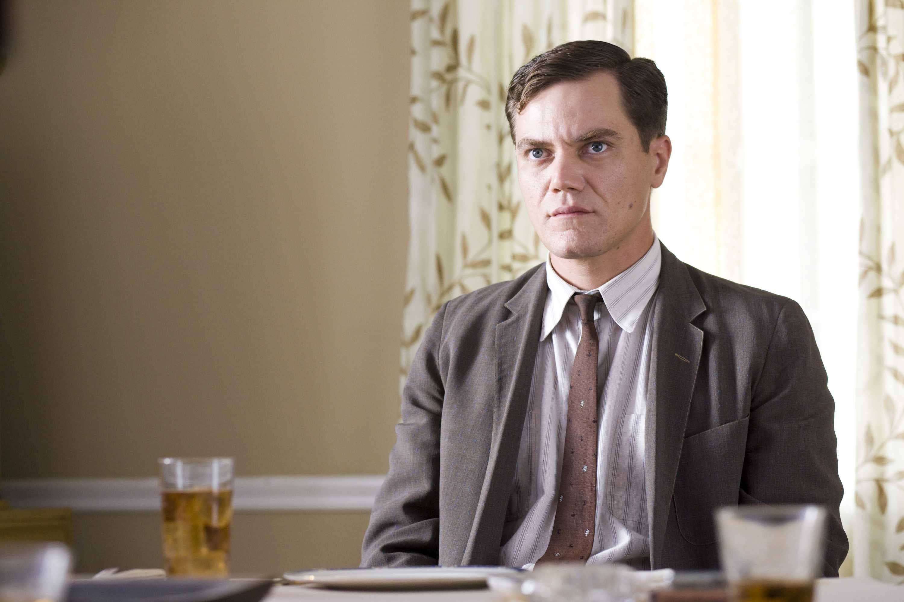 Michael Shannon, suit, dining table, 2K Desktop Wallpaper
