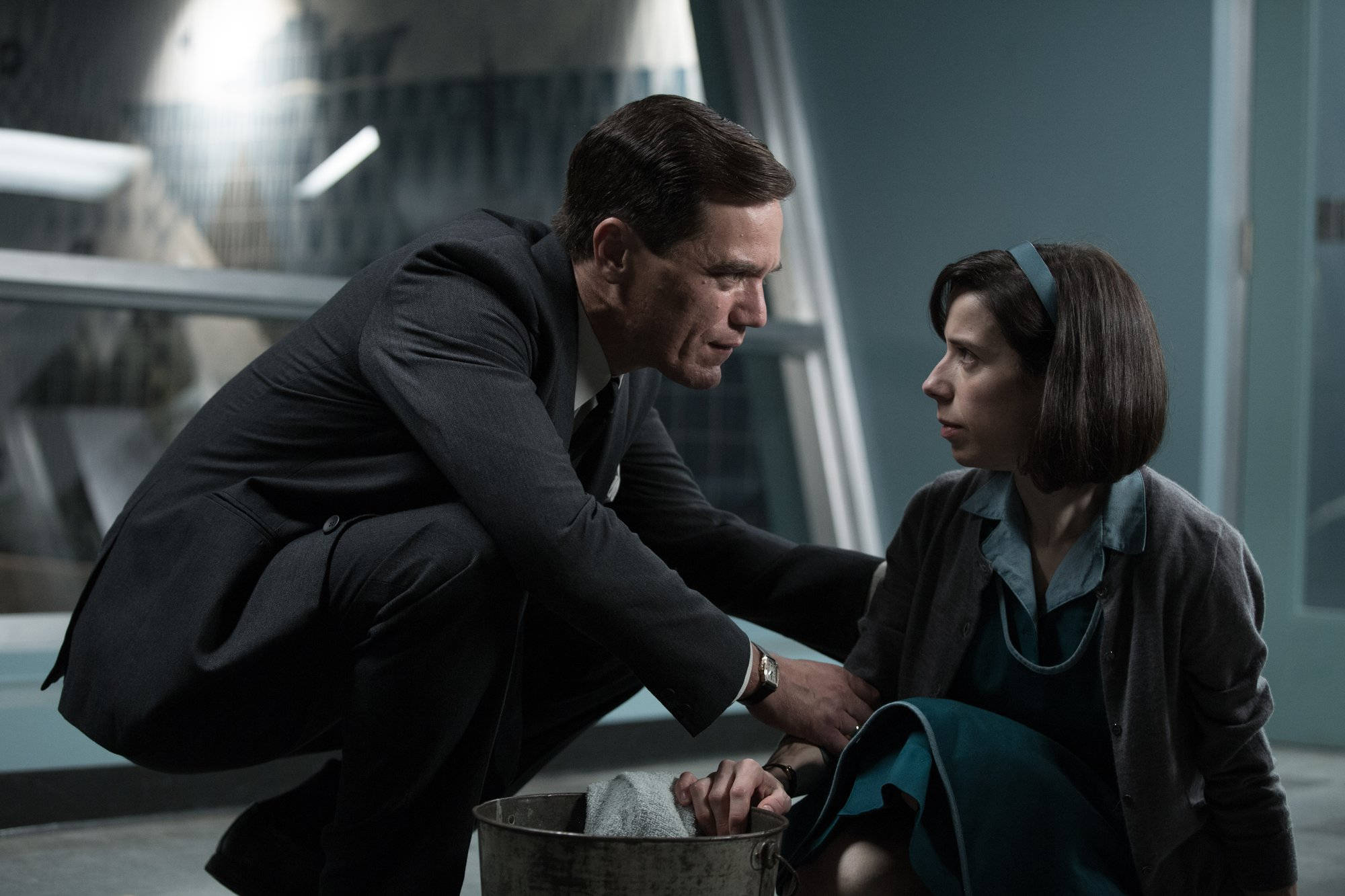 Michael Shannon, teal dress, metal bucket, Full HD Desktop Wallpaper
