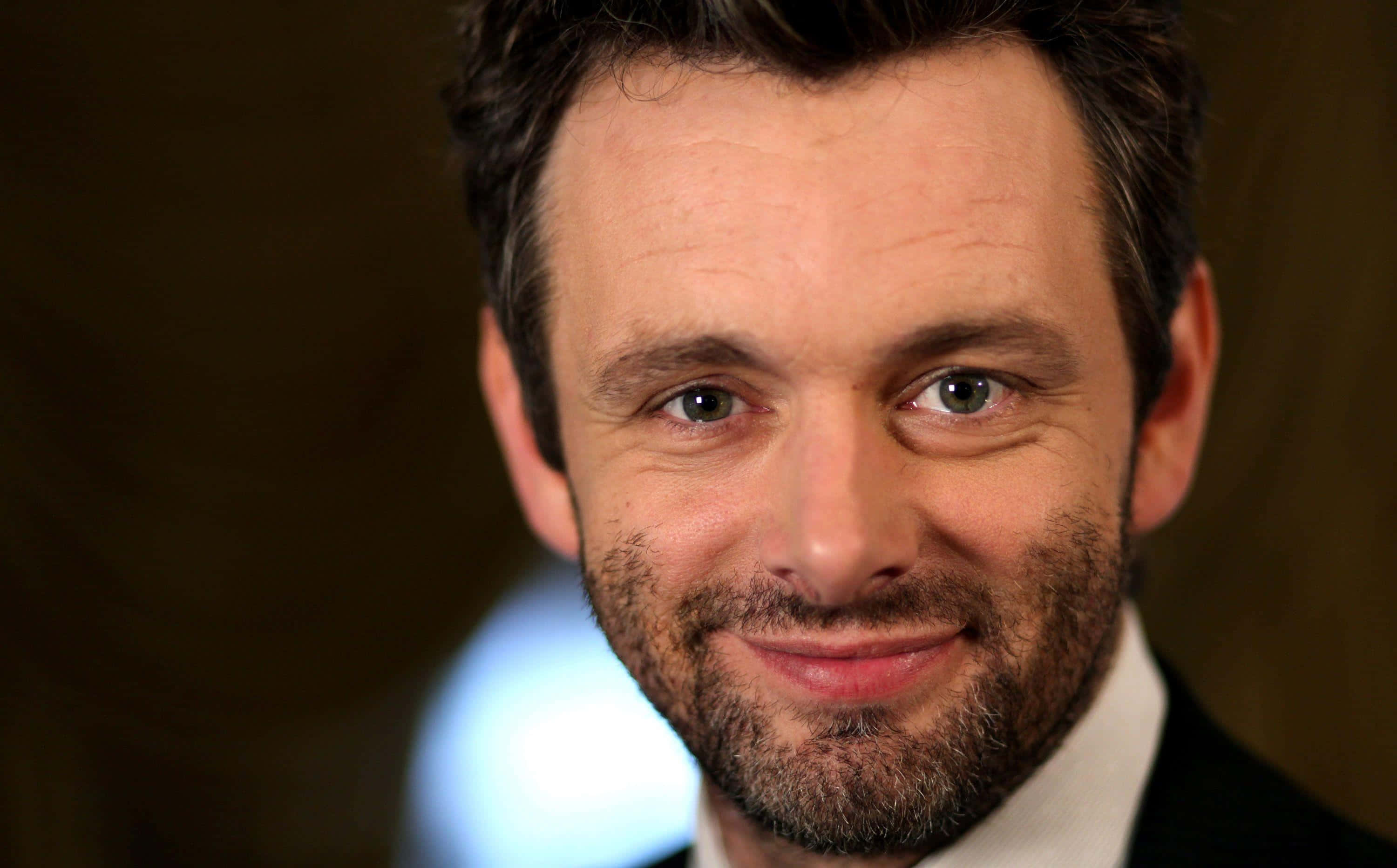 Michael Sheen, suit, dark hair, 2K Desktop Wallpaper