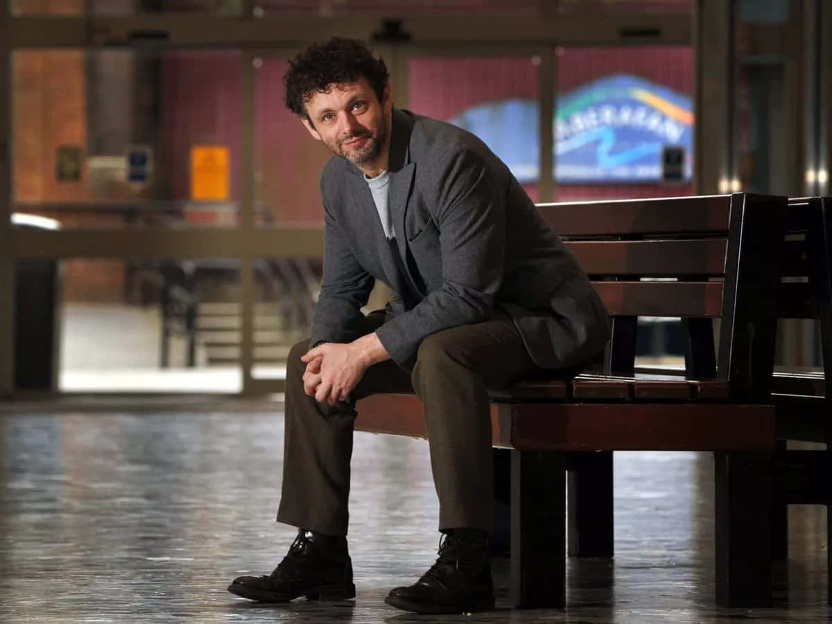 Michael Sheen, curly hair, wooden bench, SD Desktop Wallpaper