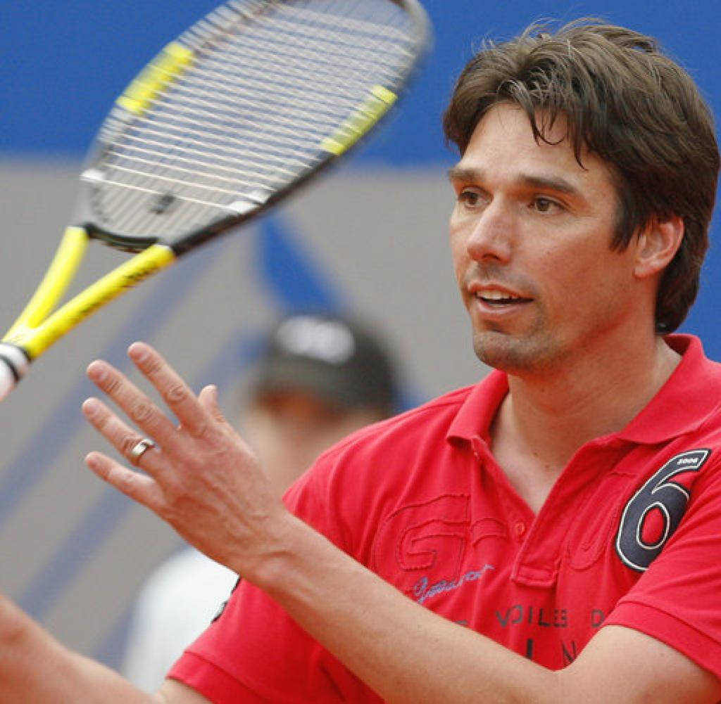 Michael Stich, red shirt, yellow racket, SD Desktop Wallpaper