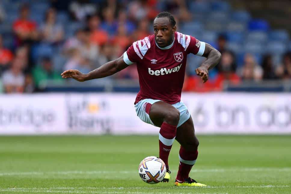 Michail Antonio, maroon kit, white ball, SD Desktop Wallpaper