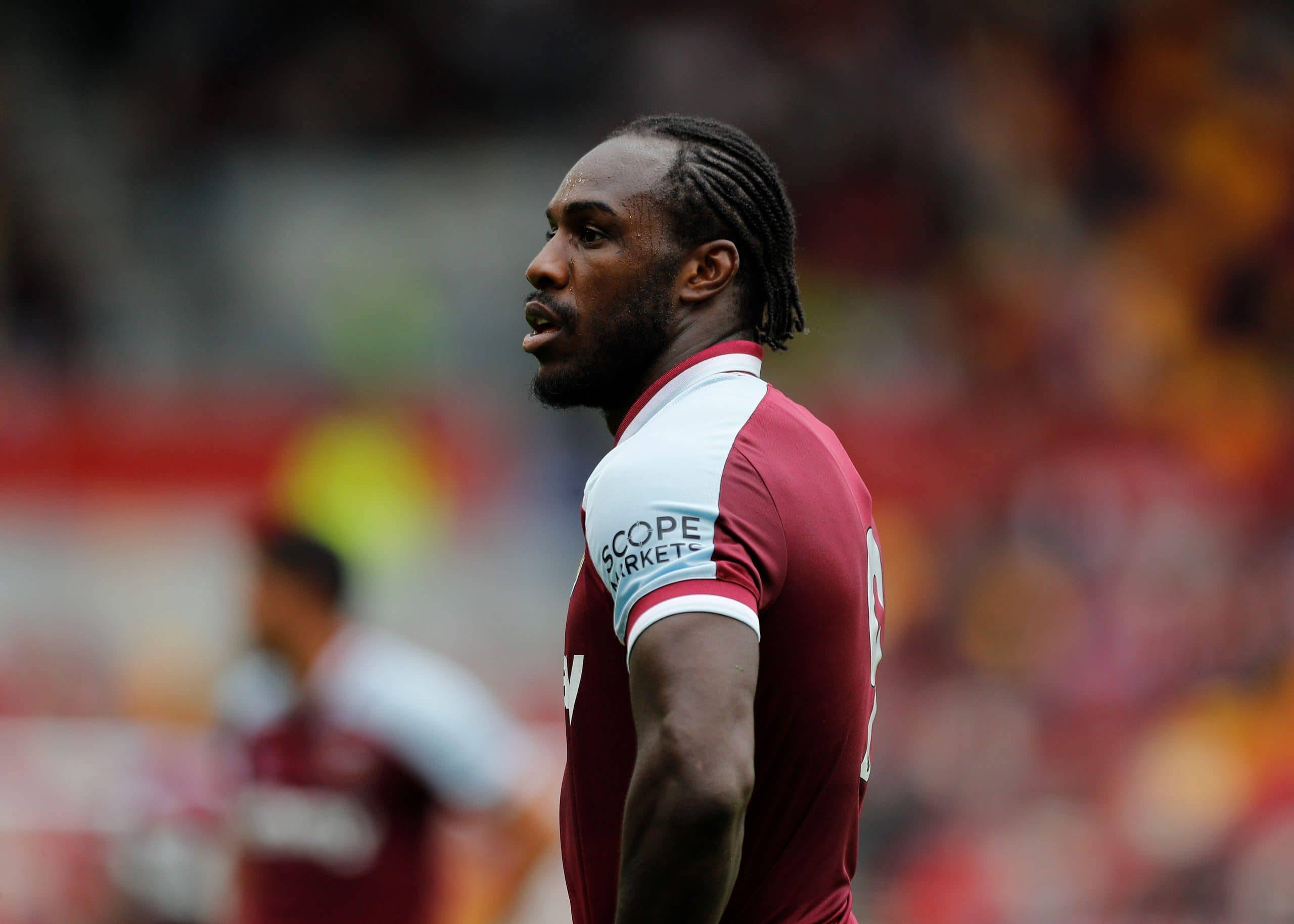 Michail Antonio, maroon and white jersey, sunlit pitch, 2K Desktop Wallpaper