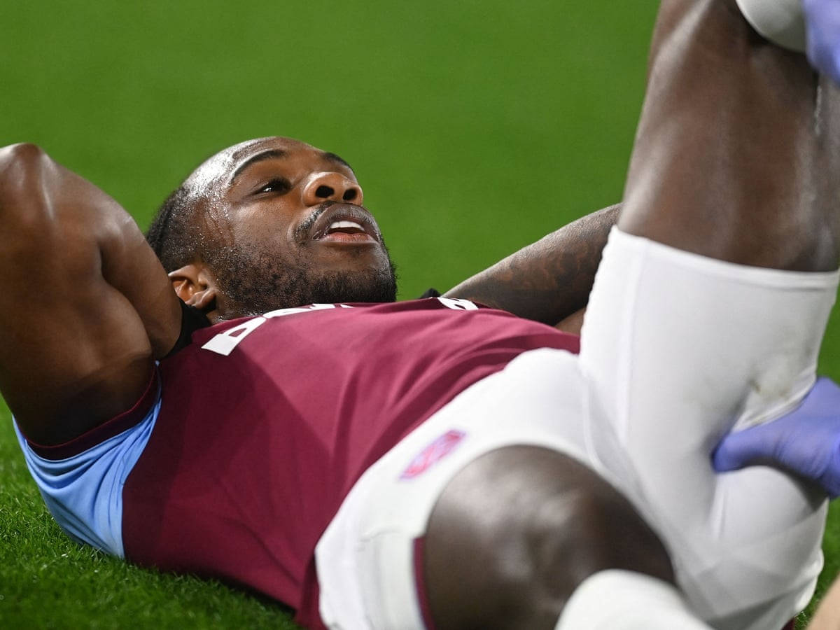 Michail Antonio, maroon and light blue kit, green turf, SD Desktop Wallpaper