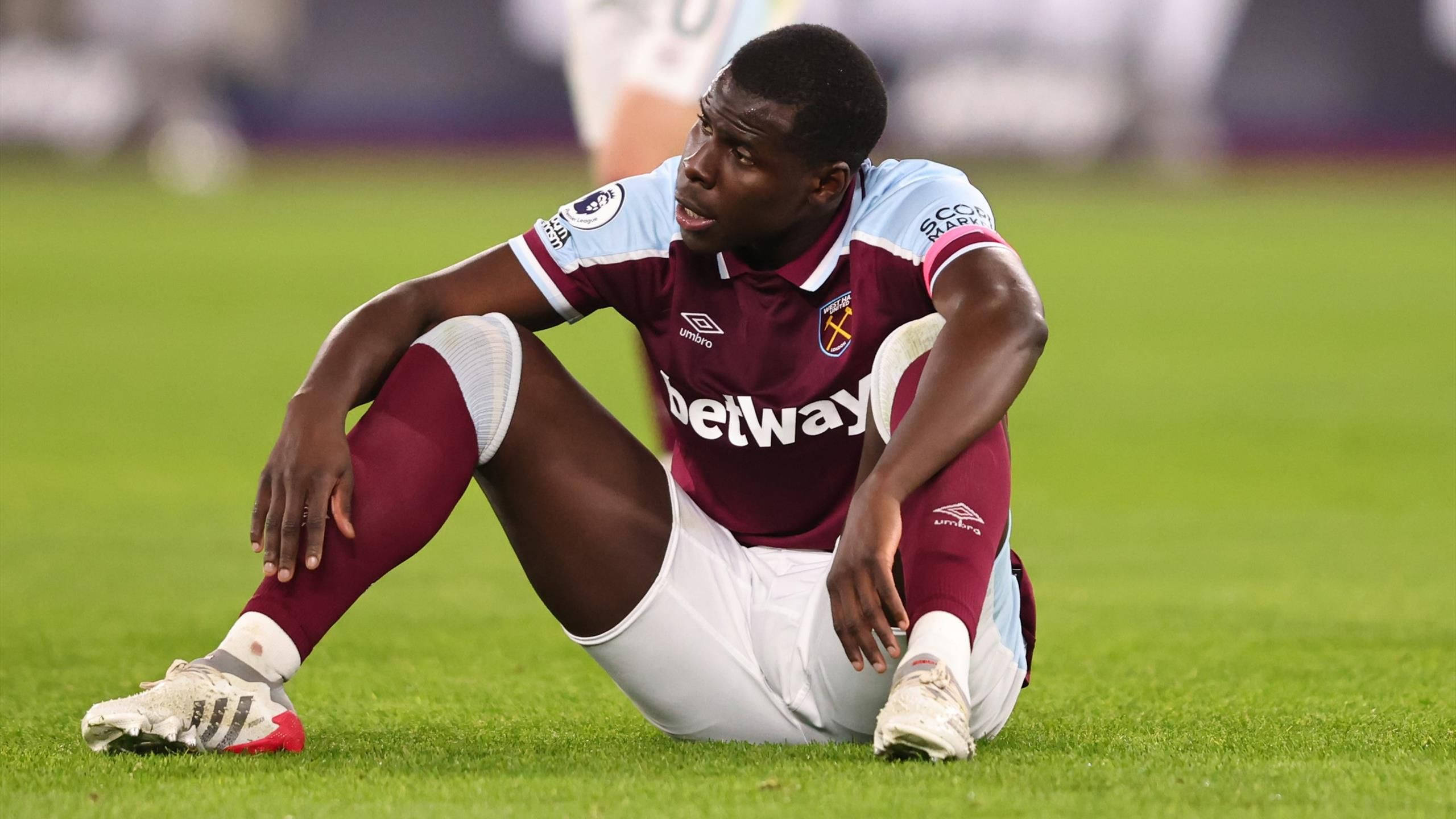 Michail Antonio, maroon and white kit, grass, 2K Desktop Wallpaper