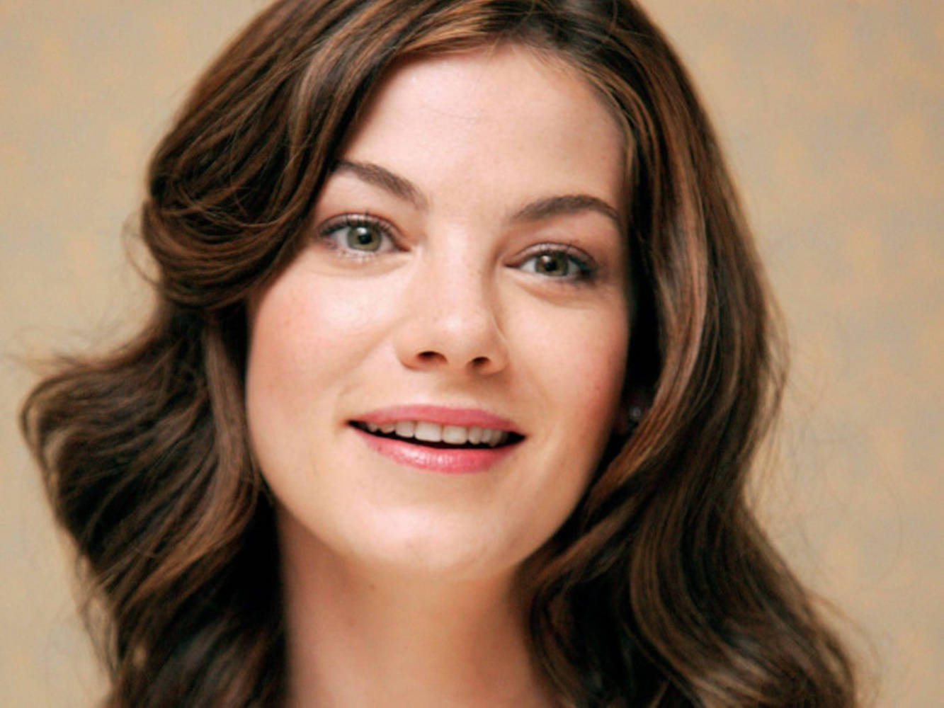 Michelle Monaghan, wavy brown hair, warm smile, HD Desktop Wallpaper