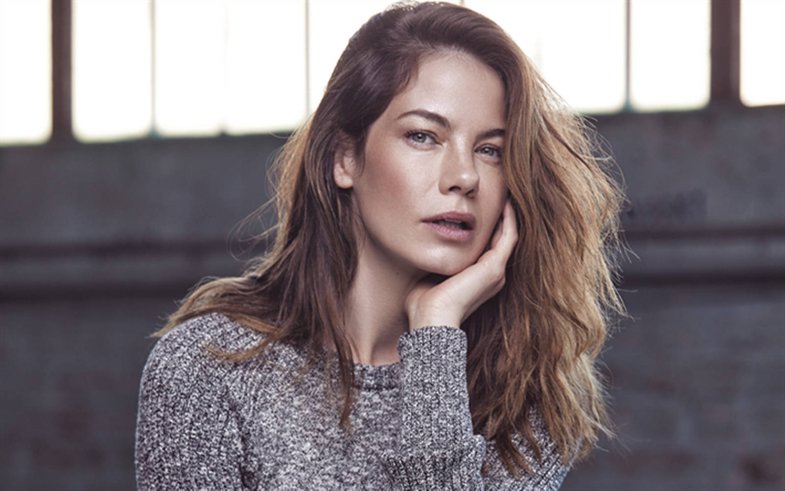 Michelle Monaghan, warehouse scene, brick wall, HD Desktop Wallpaper