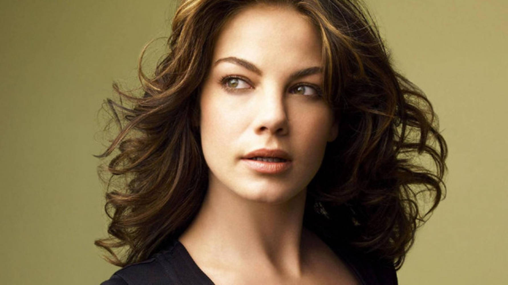 Michelle Monaghan, wavy brown hair, muted olive background, HD Desktop Wallpaper