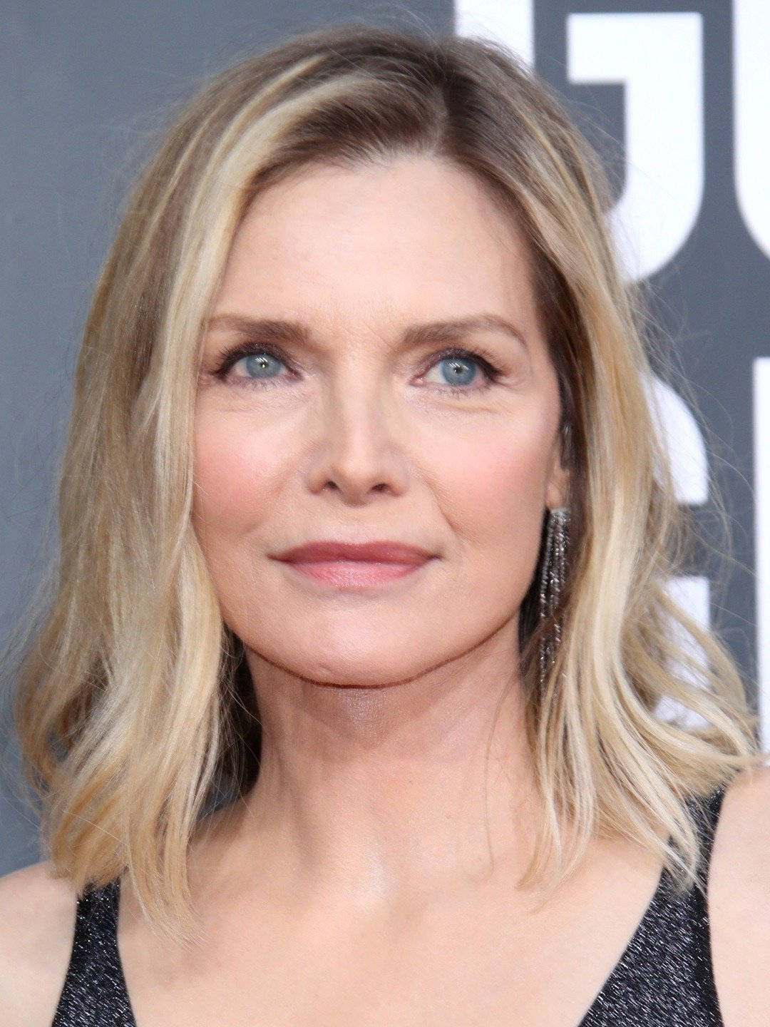 Michelle Pfeiffer, red carpet, blonde wavy hair, HD Phone Wallpaper
