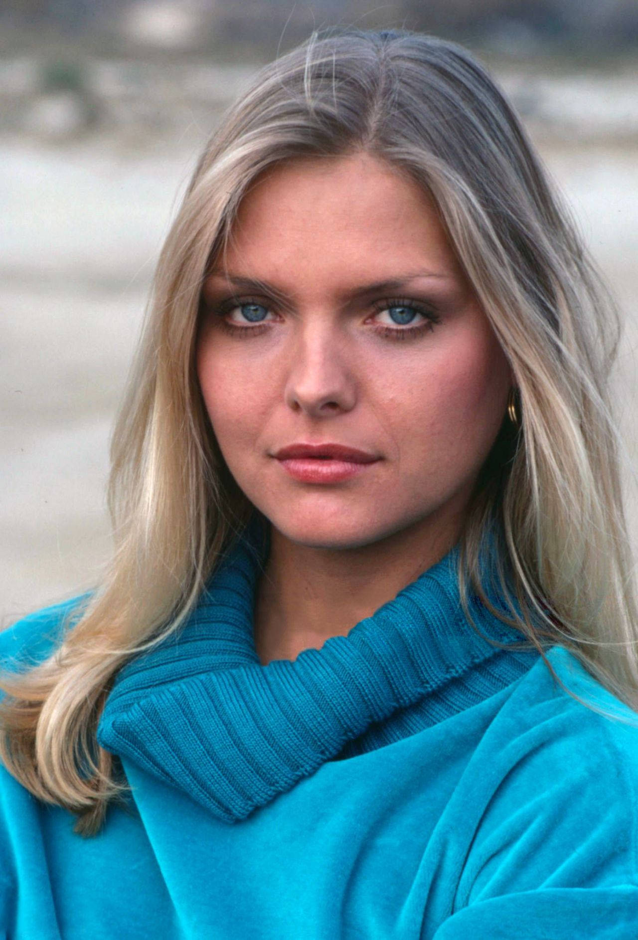 Michelle Pfeiffer, red carpet event, bright blue turtleneck sweater, HD Phone Wallpaper