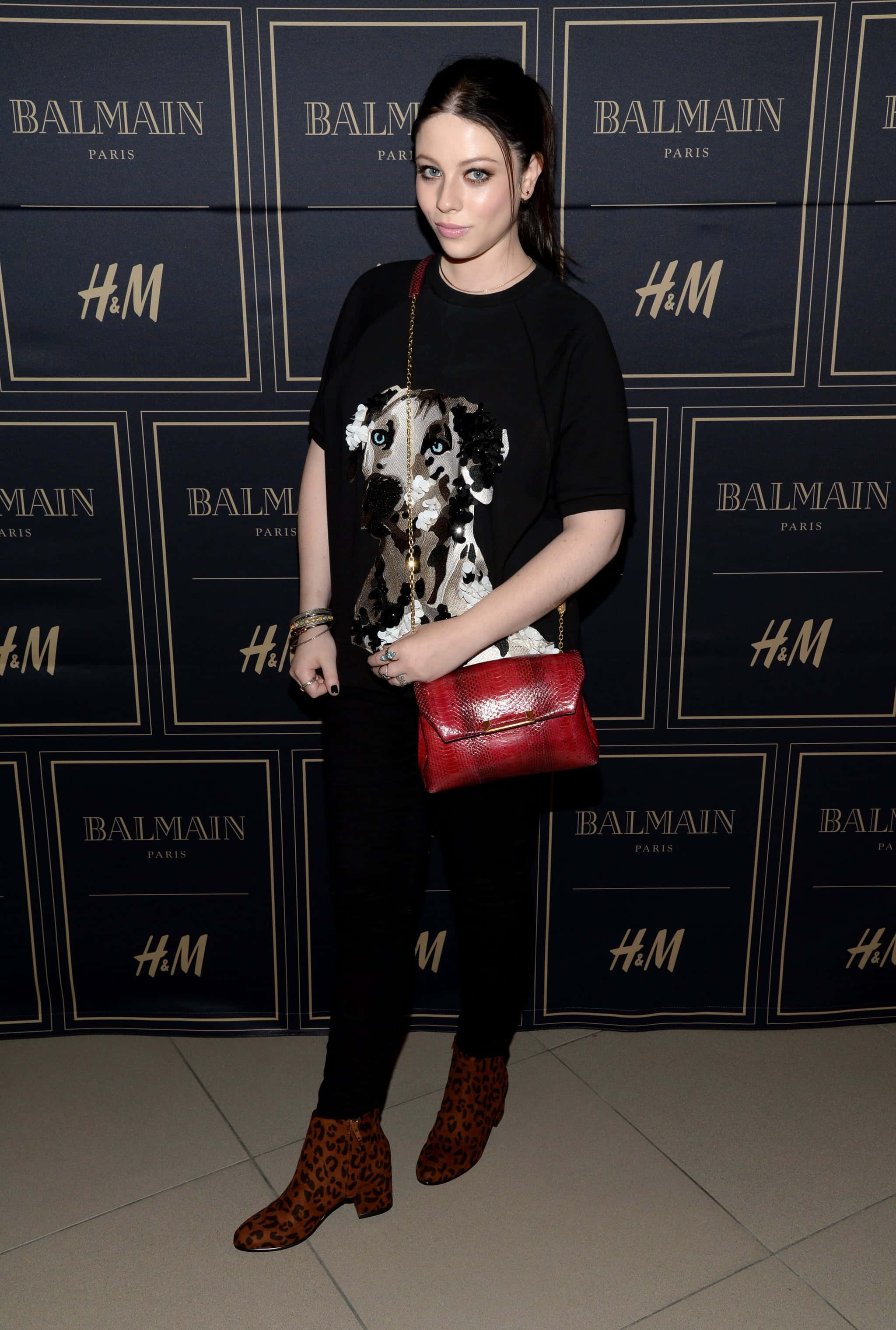 Michelle Trachtenberg, black outfit, leopard print boots, 2K Phone Wallpaper