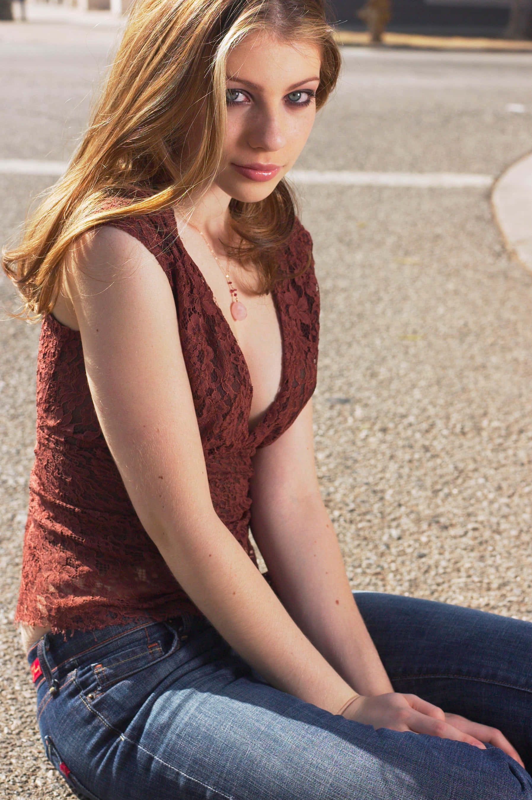 Michelle Trachtenberg, red lace top, blue jeans, 2K Phone Wallpaper