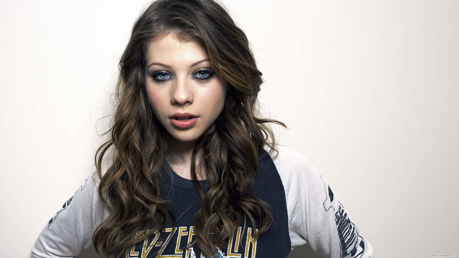 Michelle Trachtenberg, elegant outfit, confident smile, Full HD Desktop Wallpaper