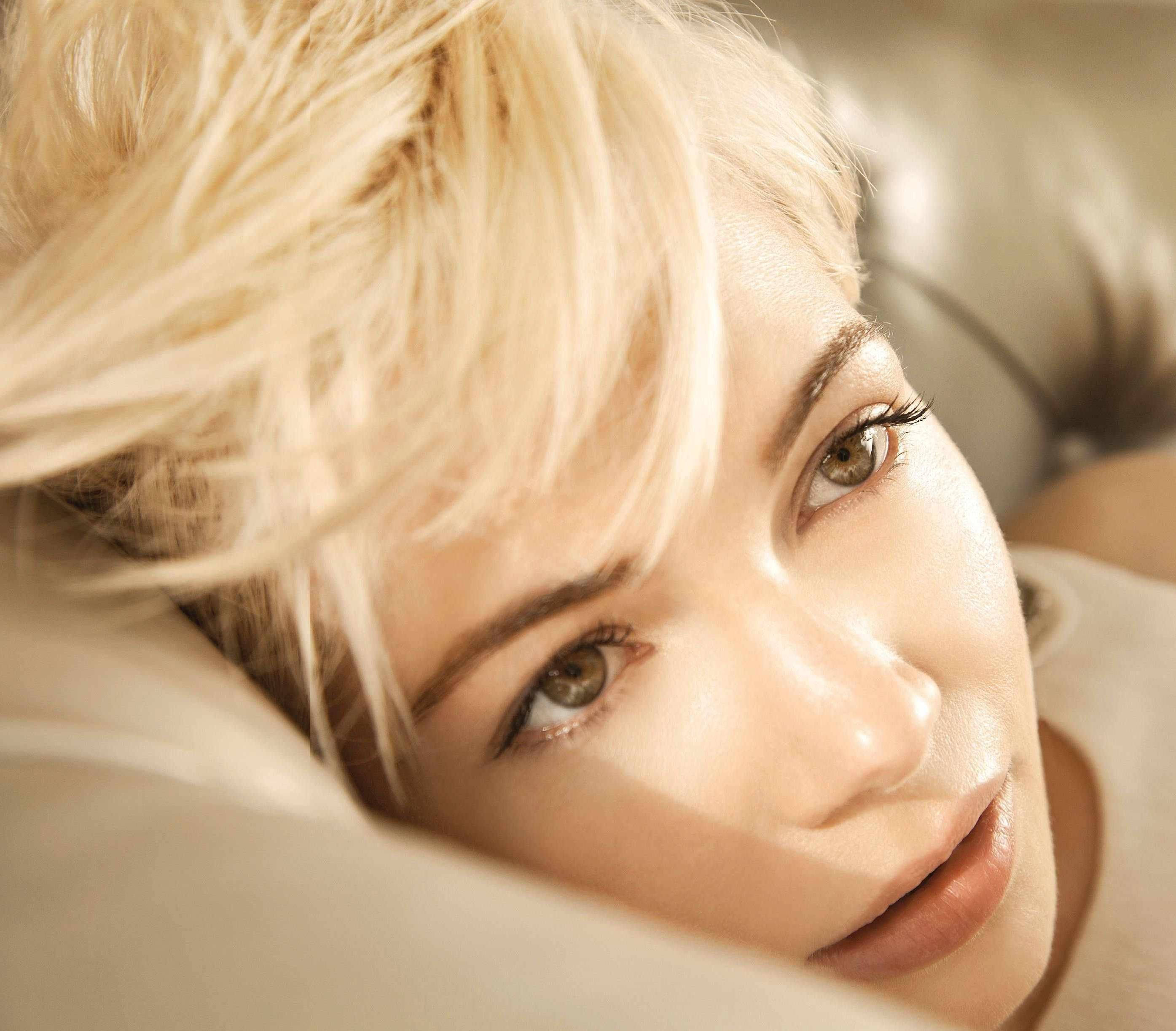 Michelle Williams, sunkissed look, short blonde hair, 2K Desktop Wallpaper