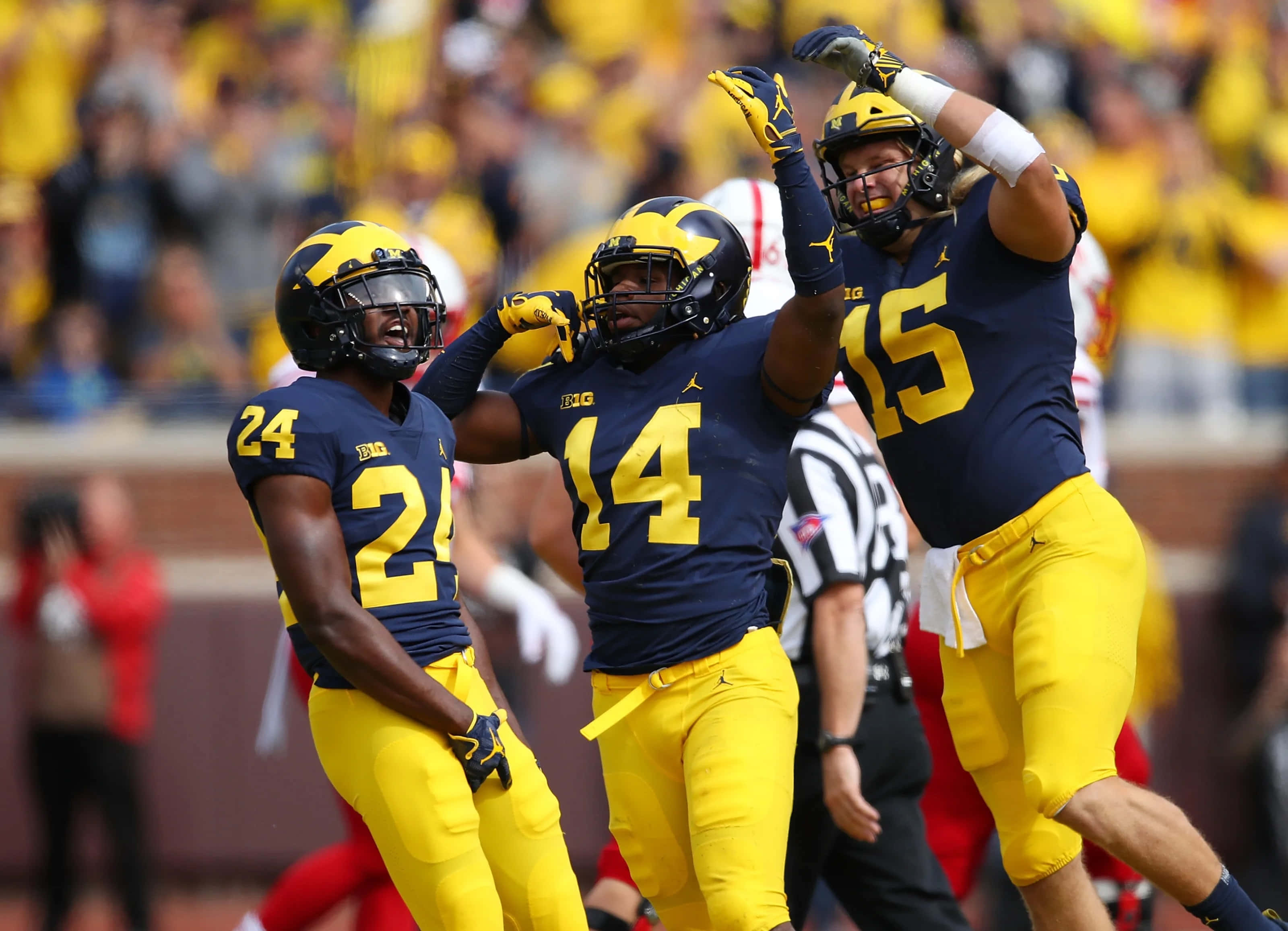 Michigan Wolverines, navy and yellow uniforms, sunny game day, 2K Desktop Wallpaper