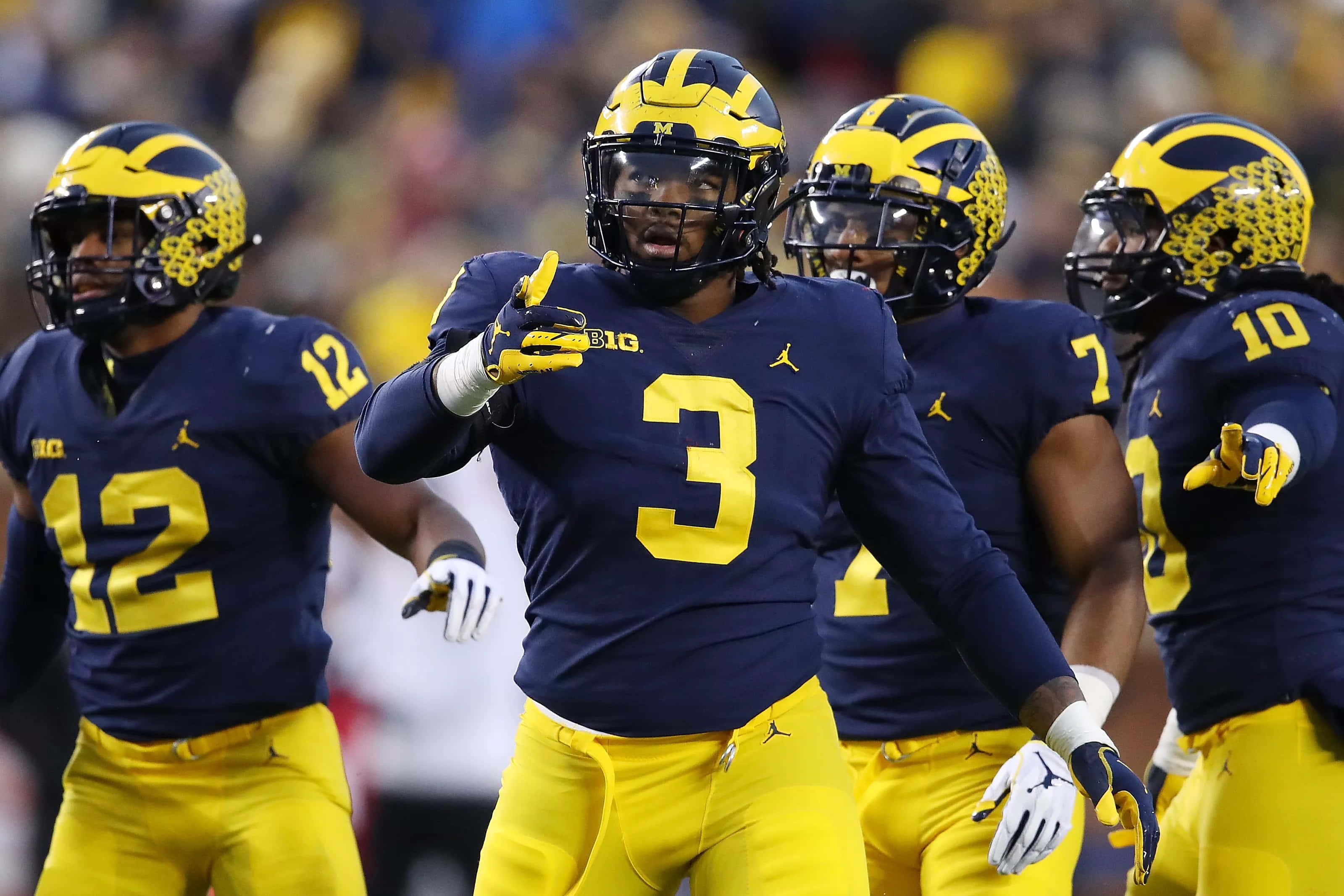 Michigan Wolverines, football players, navy and yellow uniforms, 2K Desktop Wallpaper